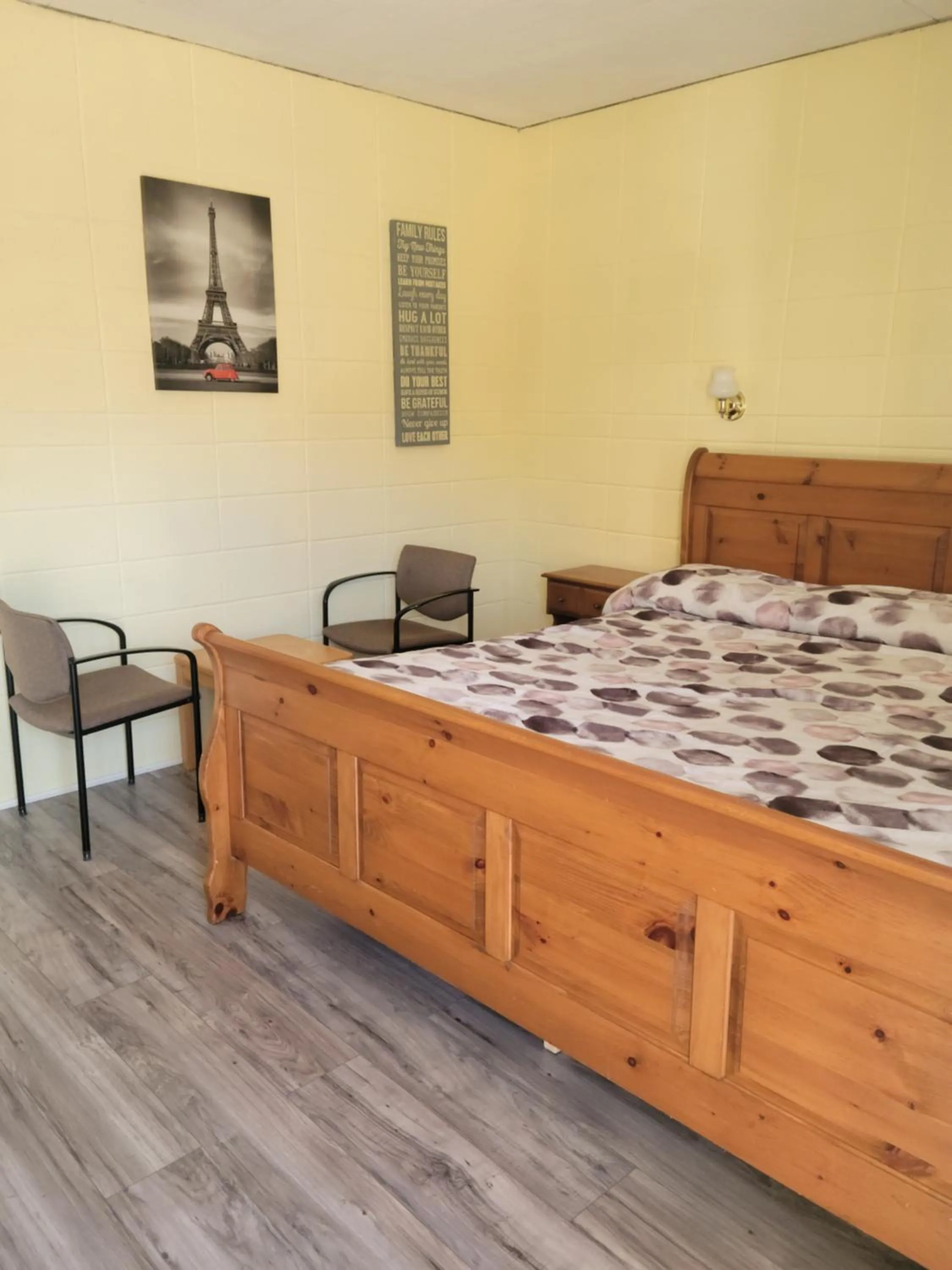 Bed in Olympia Motel