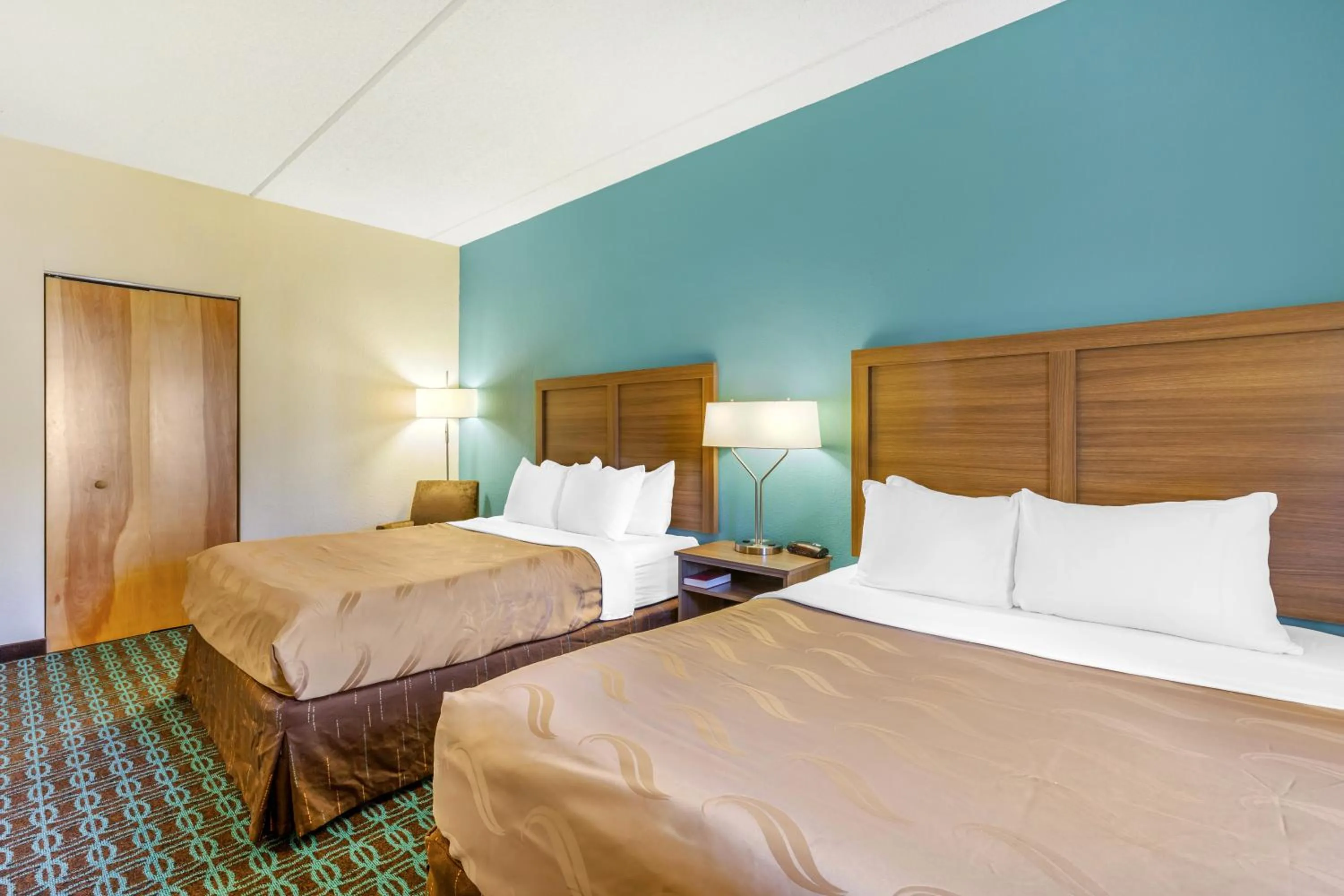 Bed in Quality Inn & Suites Sandusky