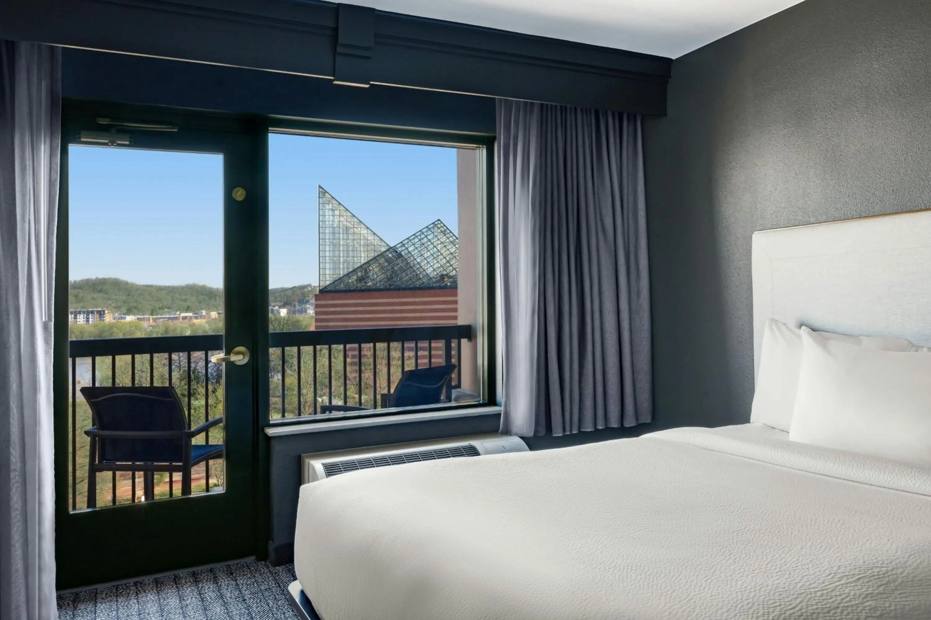 Photo of the whole room, Bed in Courtyard by Marriott Chattanooga Downtown