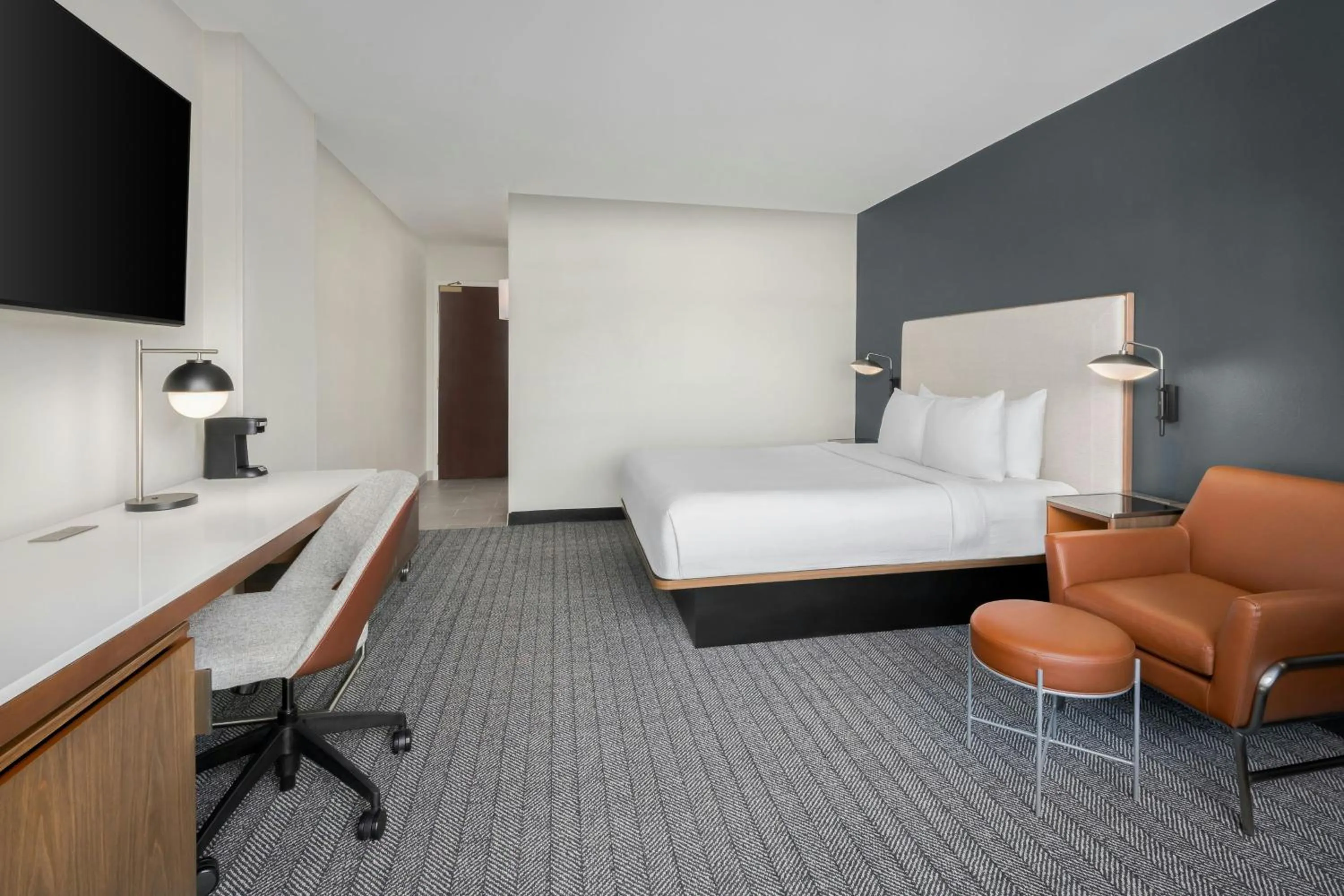 Photo of the whole room, Bed in Courtyard by Marriott Chattanooga Downtown