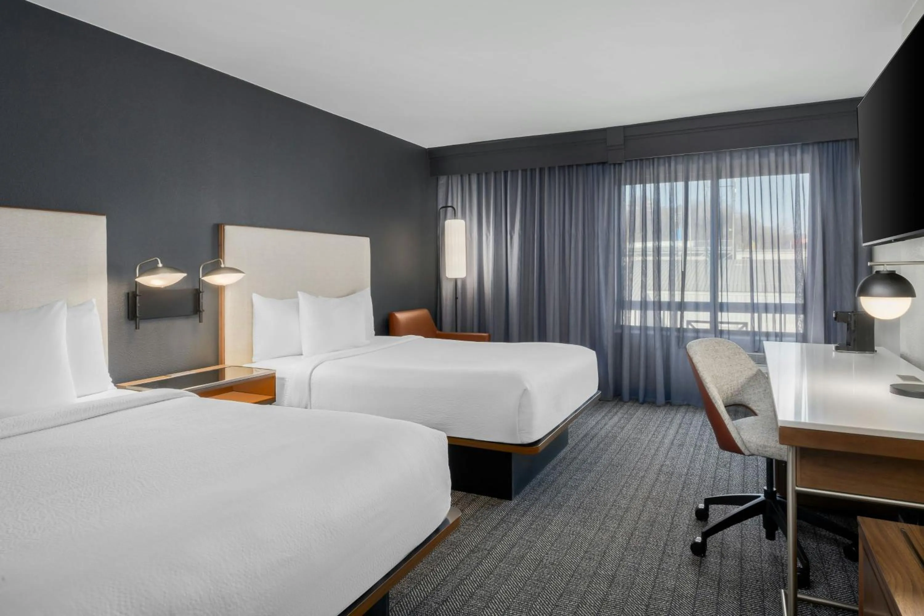 Photo of the whole room, Bed in Courtyard by Marriott Chattanooga Downtown