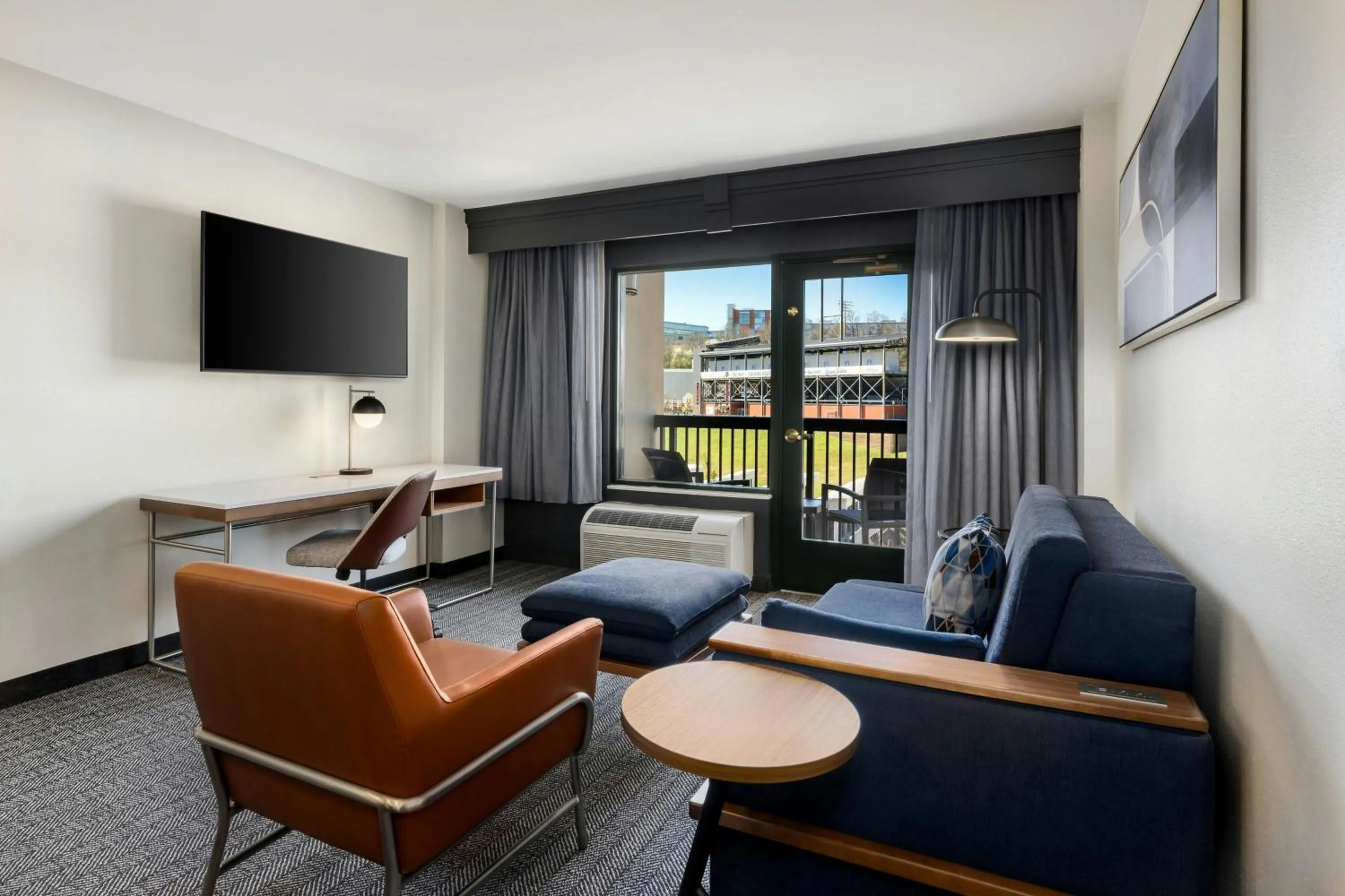 Living room in Courtyard by Marriott Chattanooga Downtown