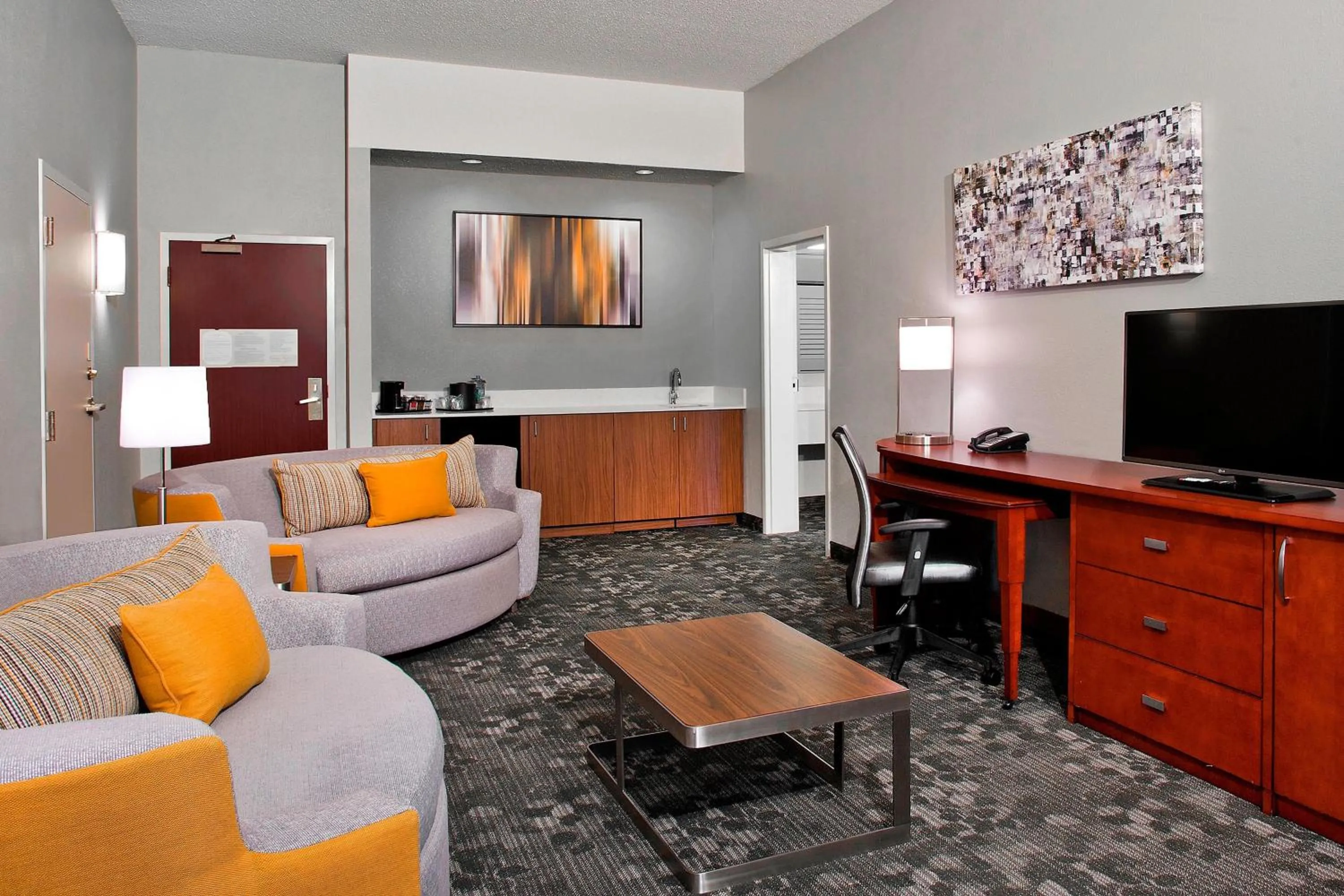 Living room in Courtyard by Marriott Charlotte Ballantyne