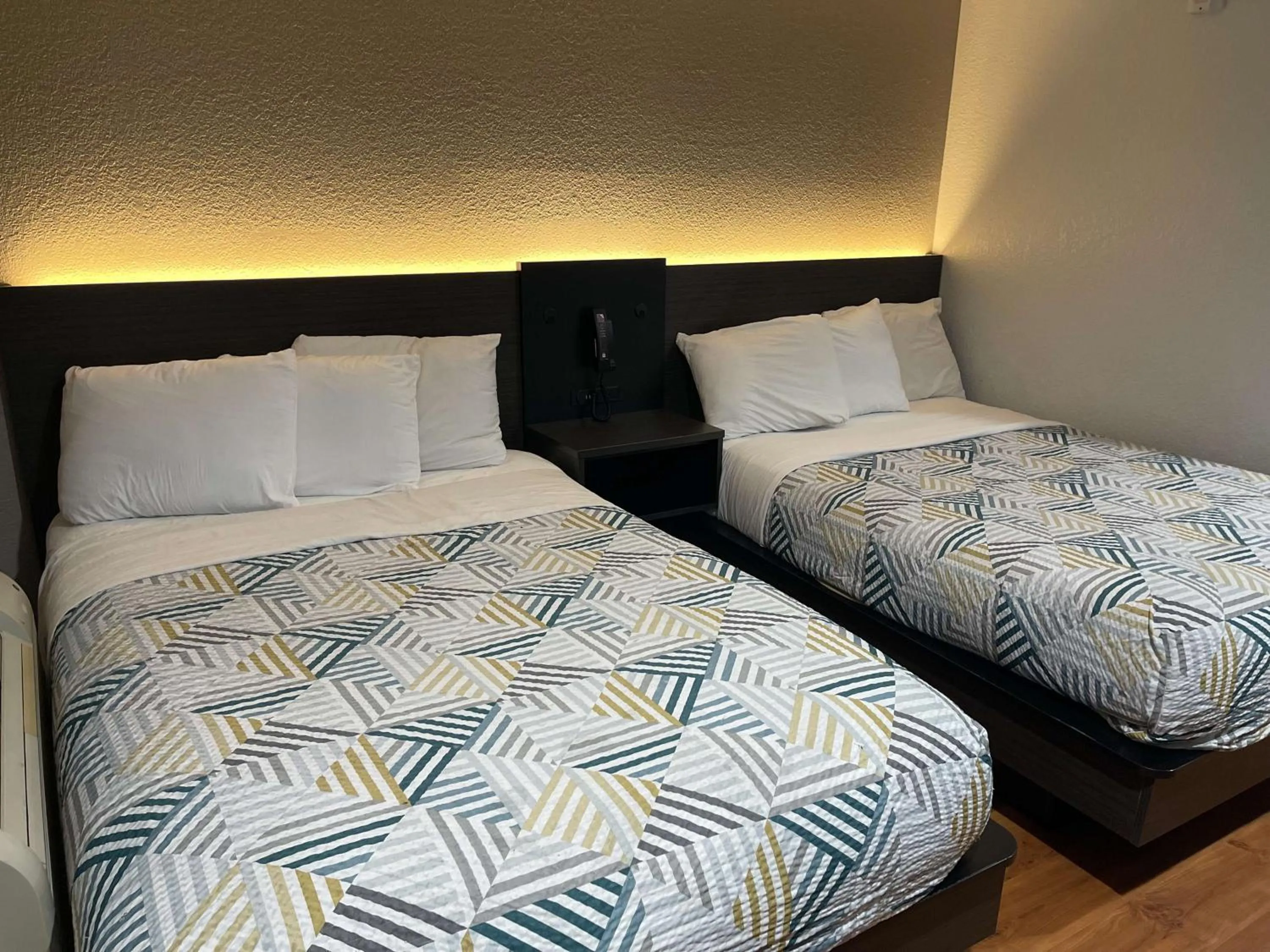 Bedroom, Bed in Motel 6 Sacramento, Ca - Downtown