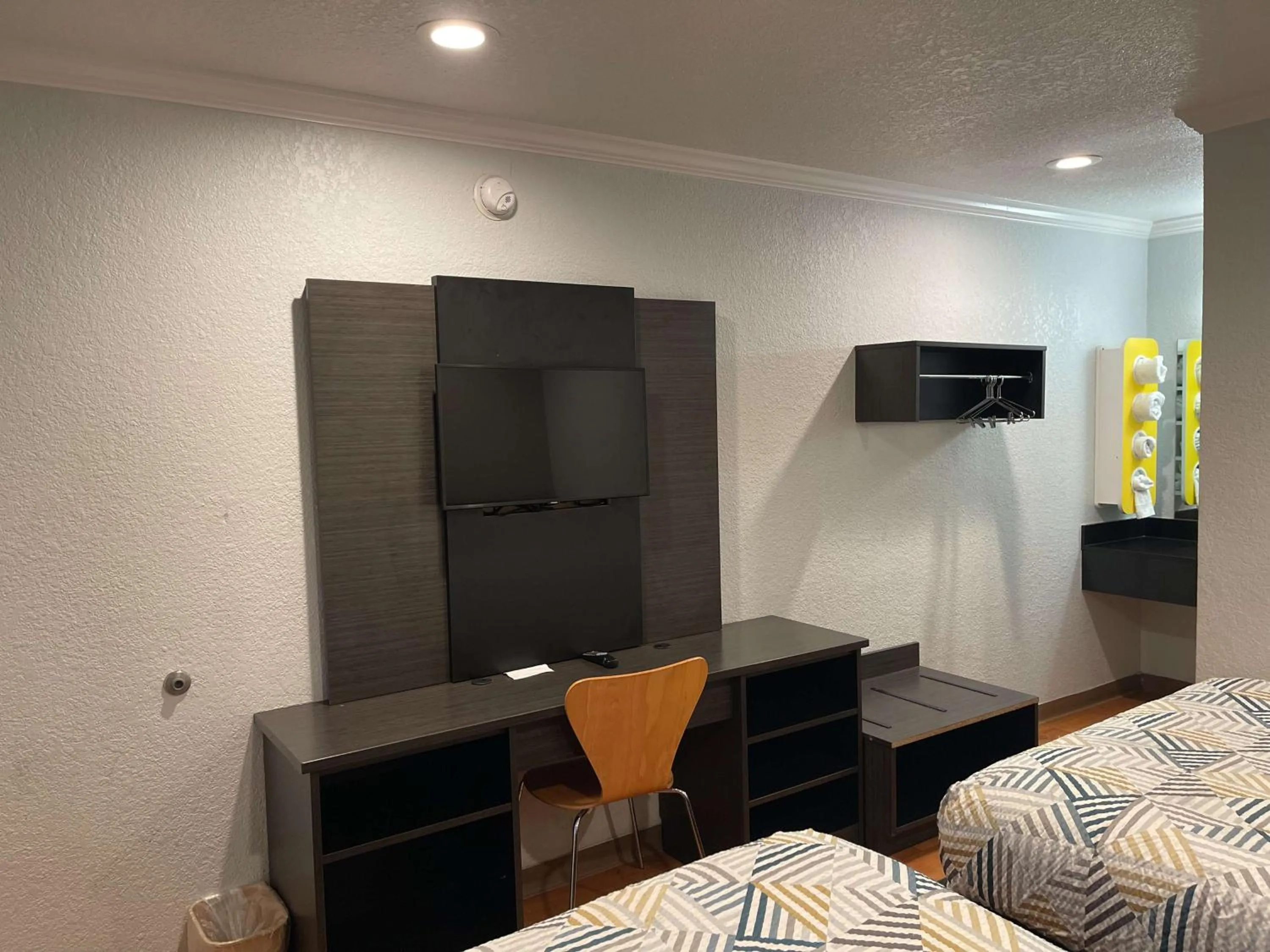 Bedroom, Bed in Motel 6 Sacramento, Ca - Downtown