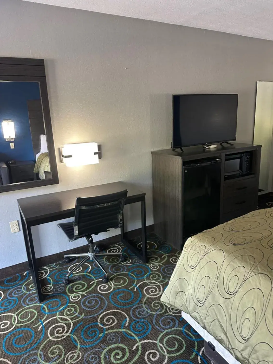 King Room in Clairmont Inn & Suites - Warren King Room in Clairmont Inn & Suites - Warren