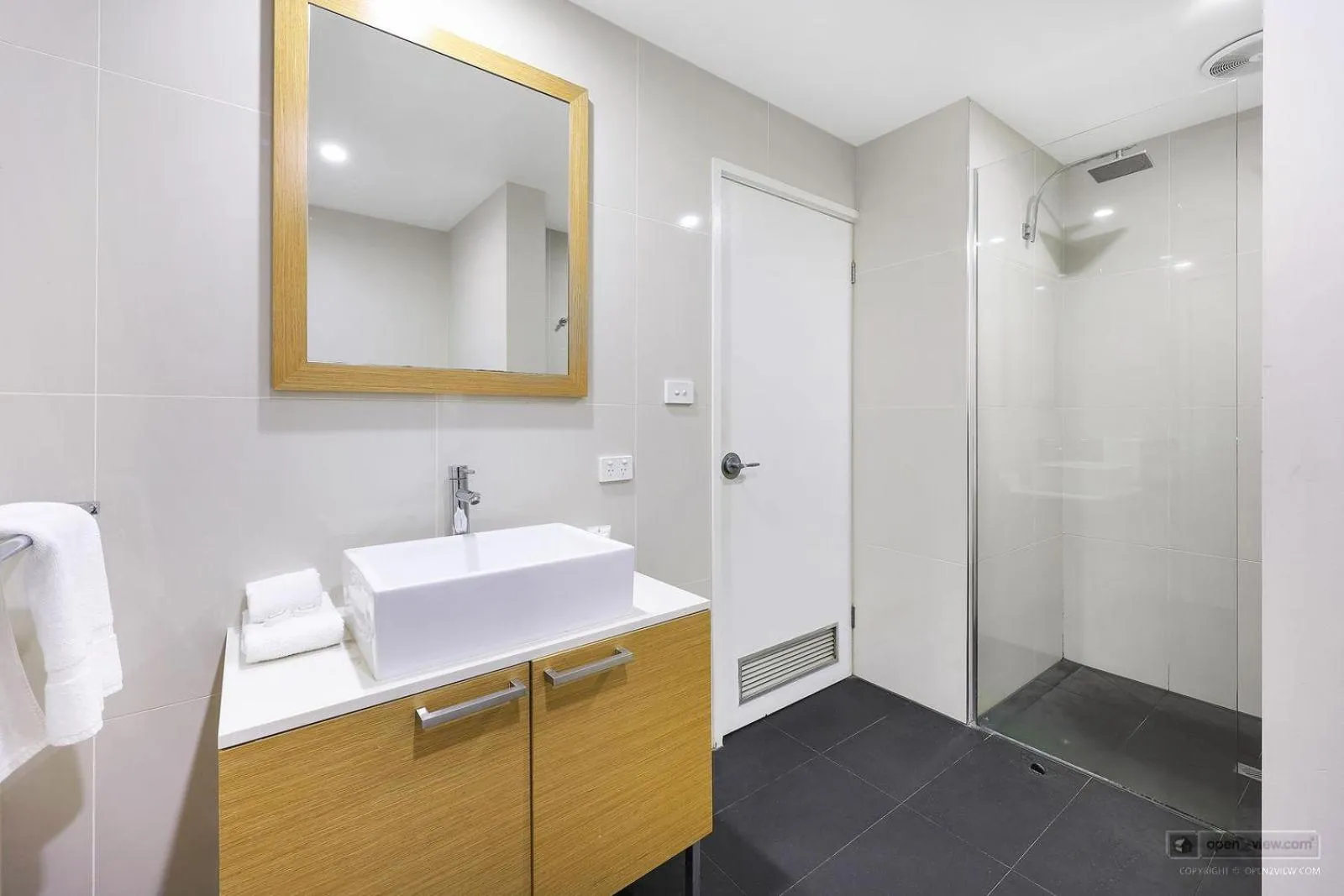 Bathroom in Mid City Motel Warrnambool