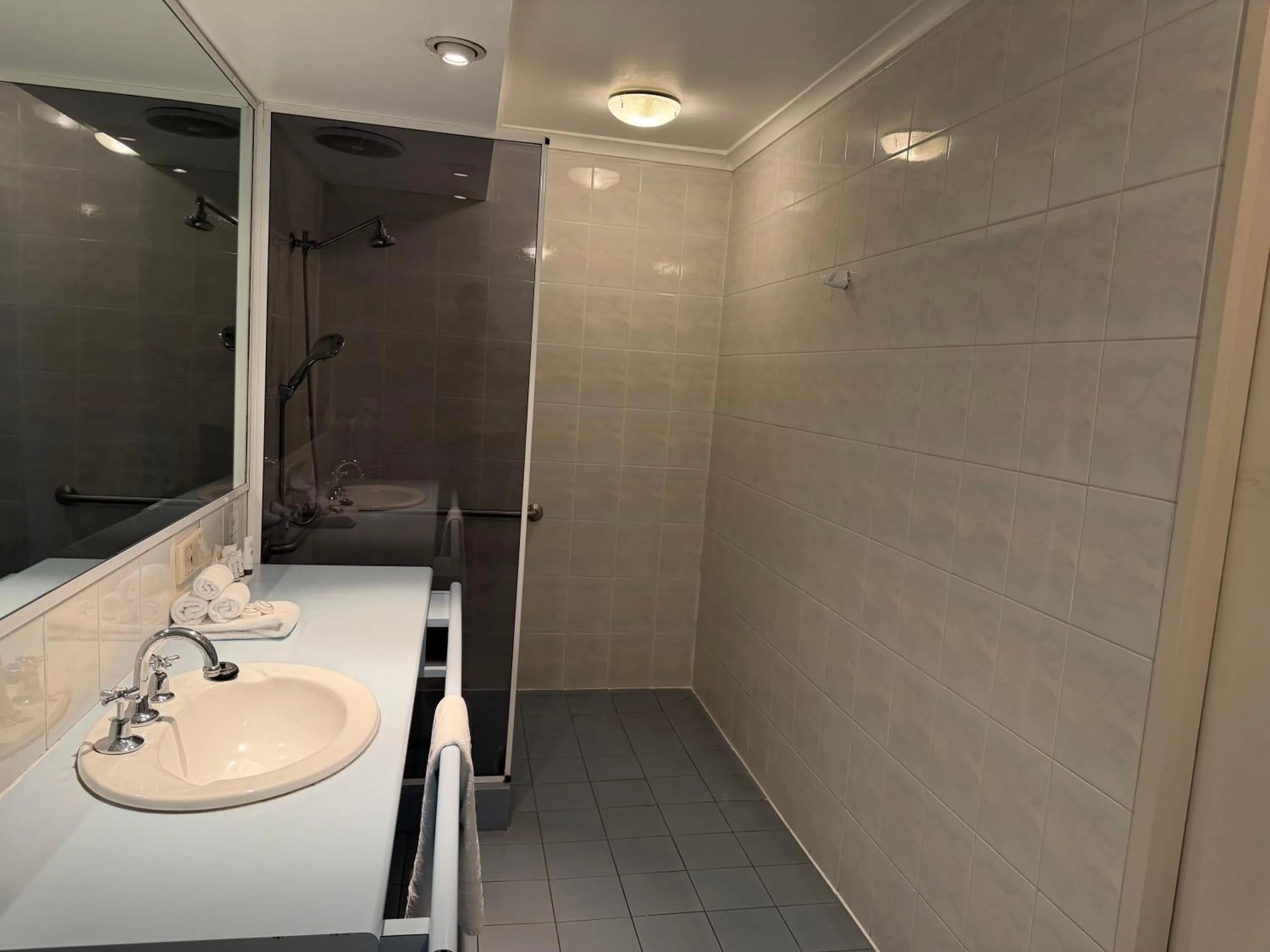 Bathroom in Mid City Motel Warrnambool