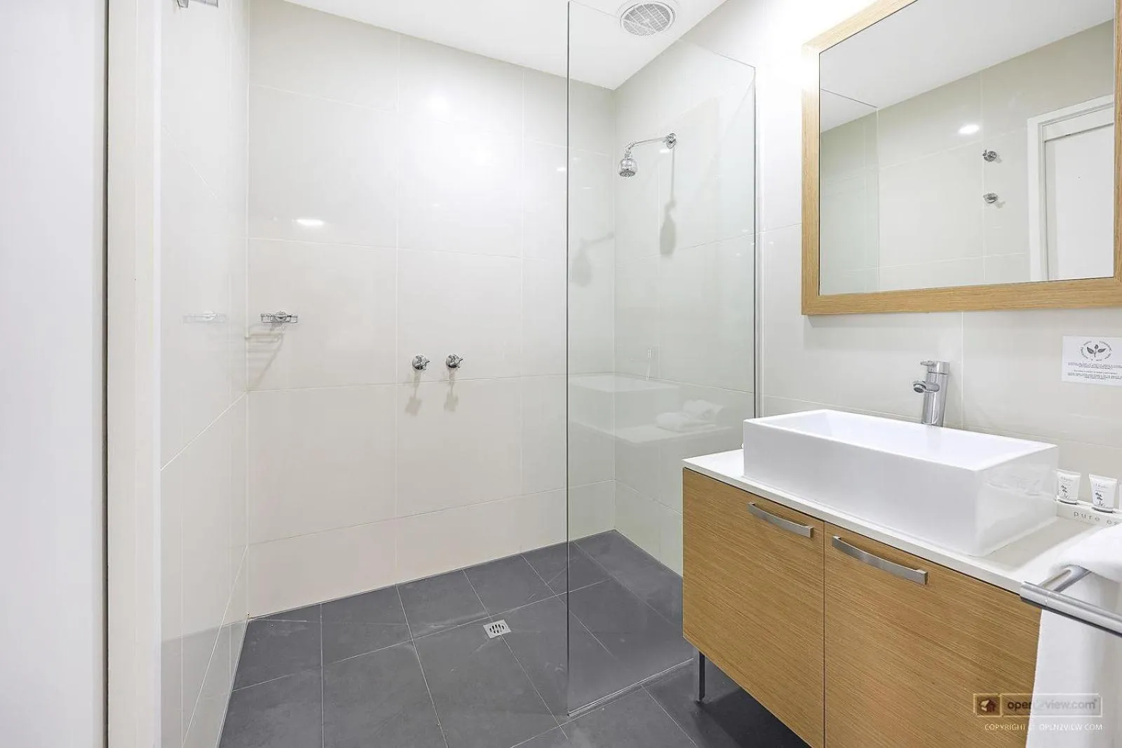 Bathroom in Mid City Motel Warrnambool