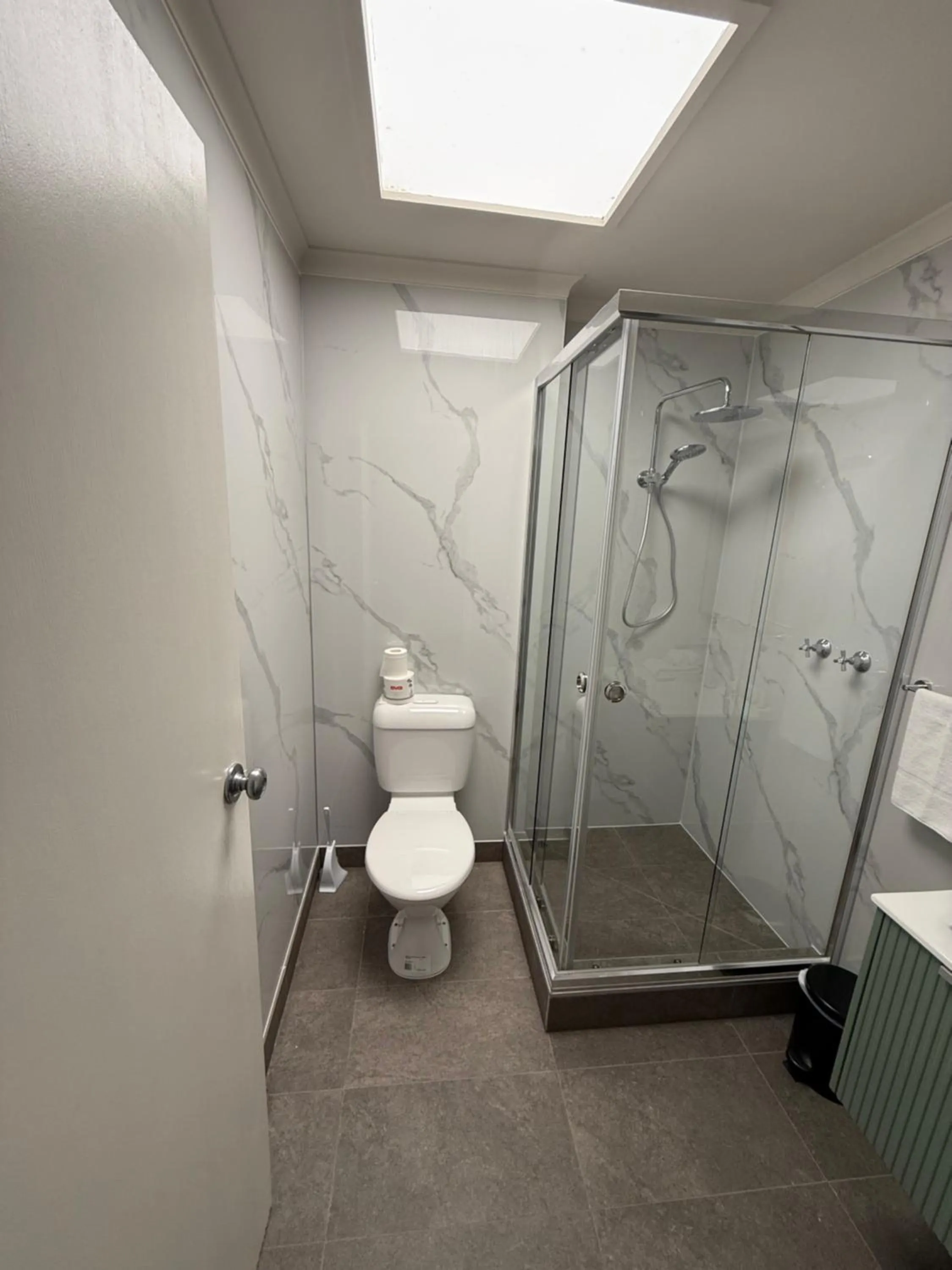 Toilet in Mid City Motel Warrnambool