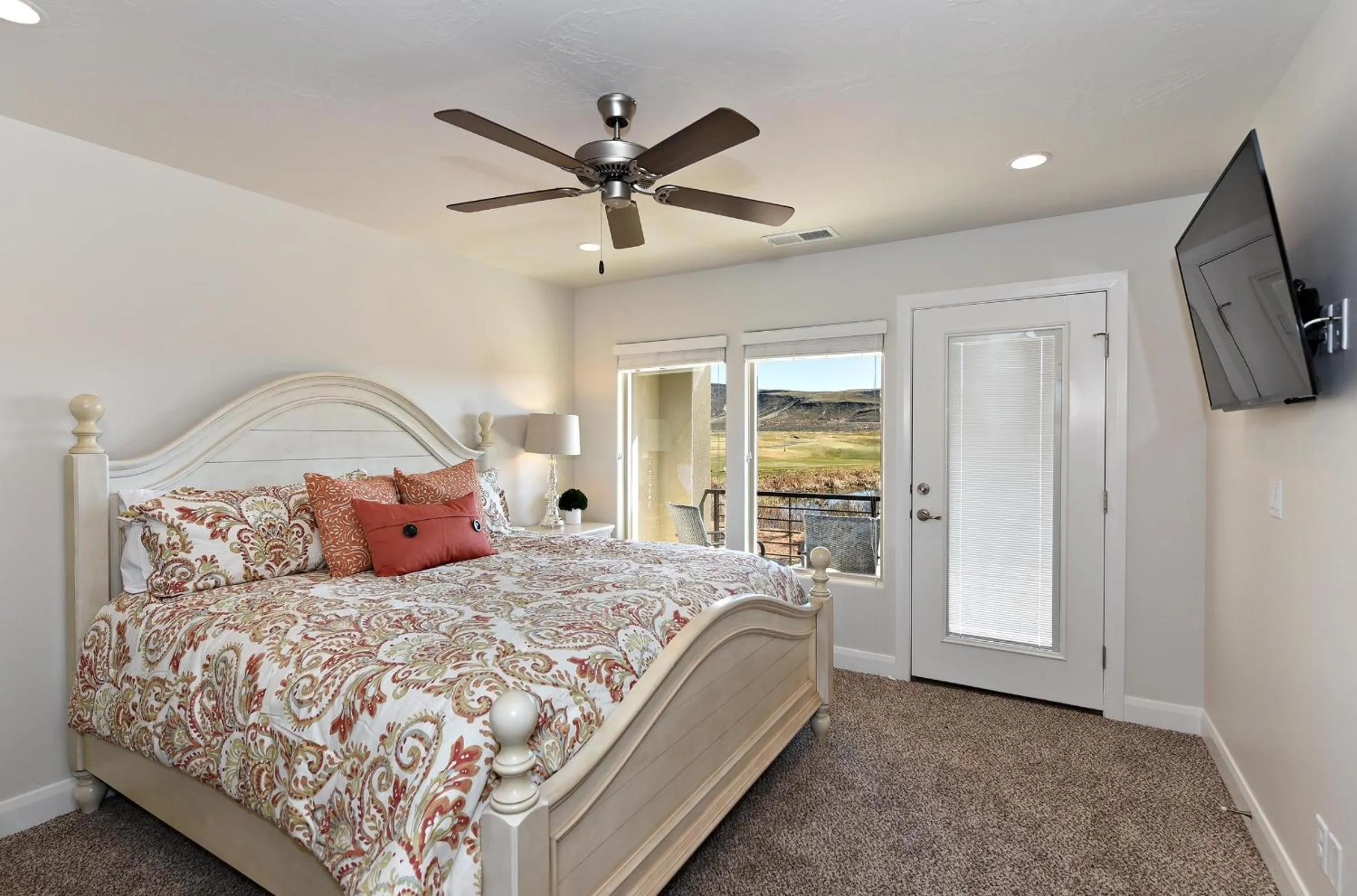 Bed in Poolside Perfection