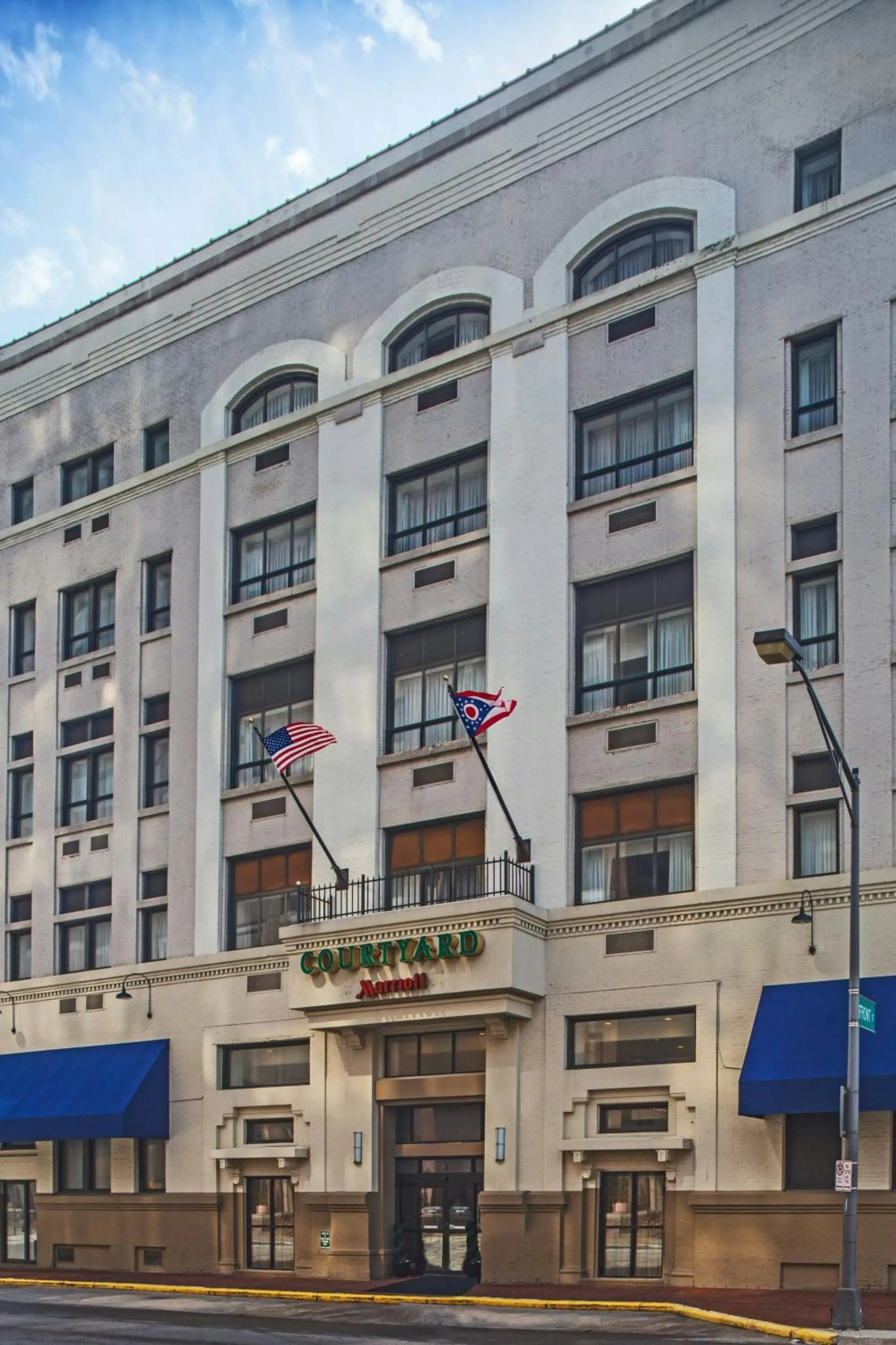 Property building in Courtyard Columbus Downtown