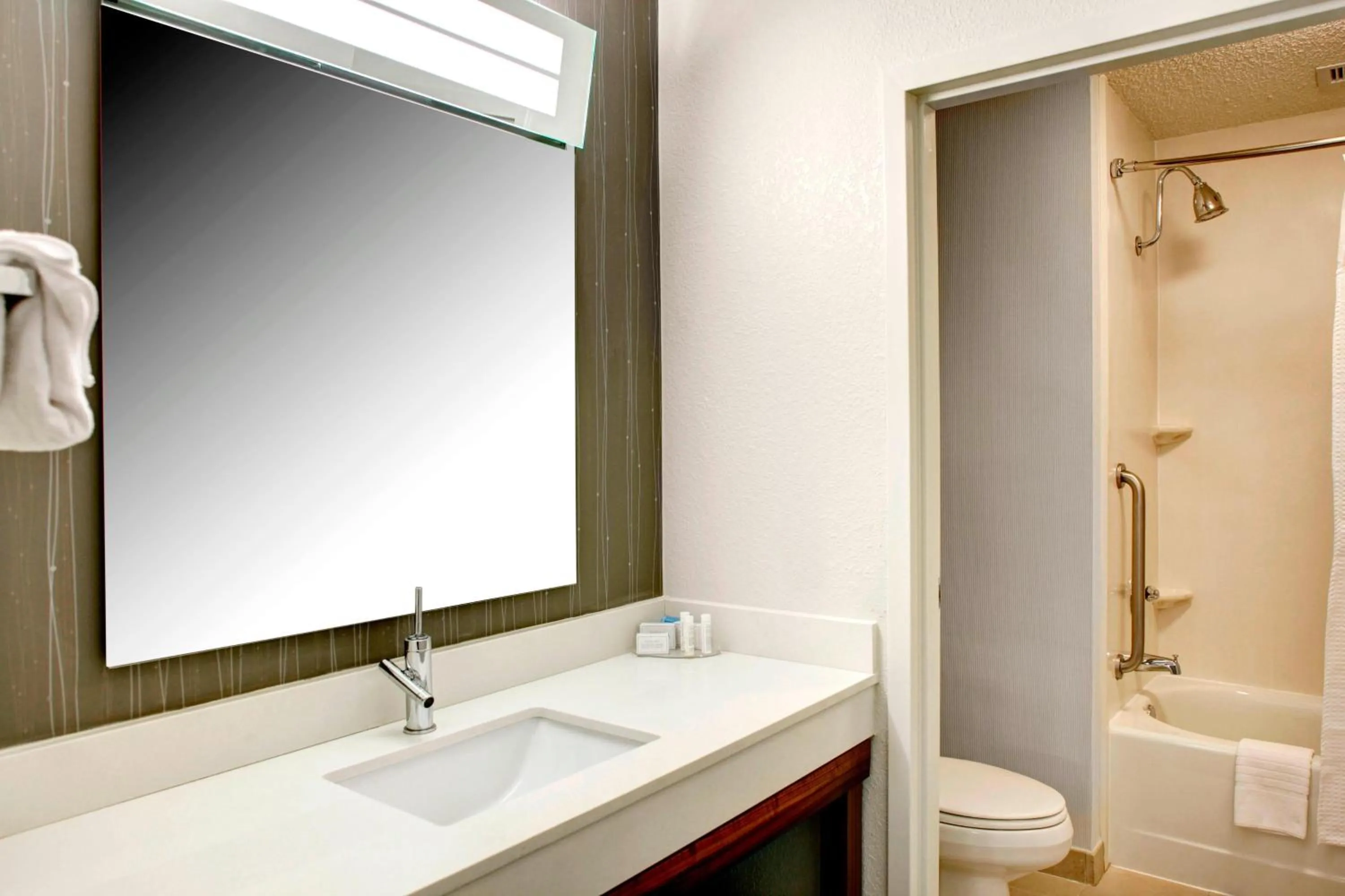 Bathroom in Courtyard Columbus Downtown