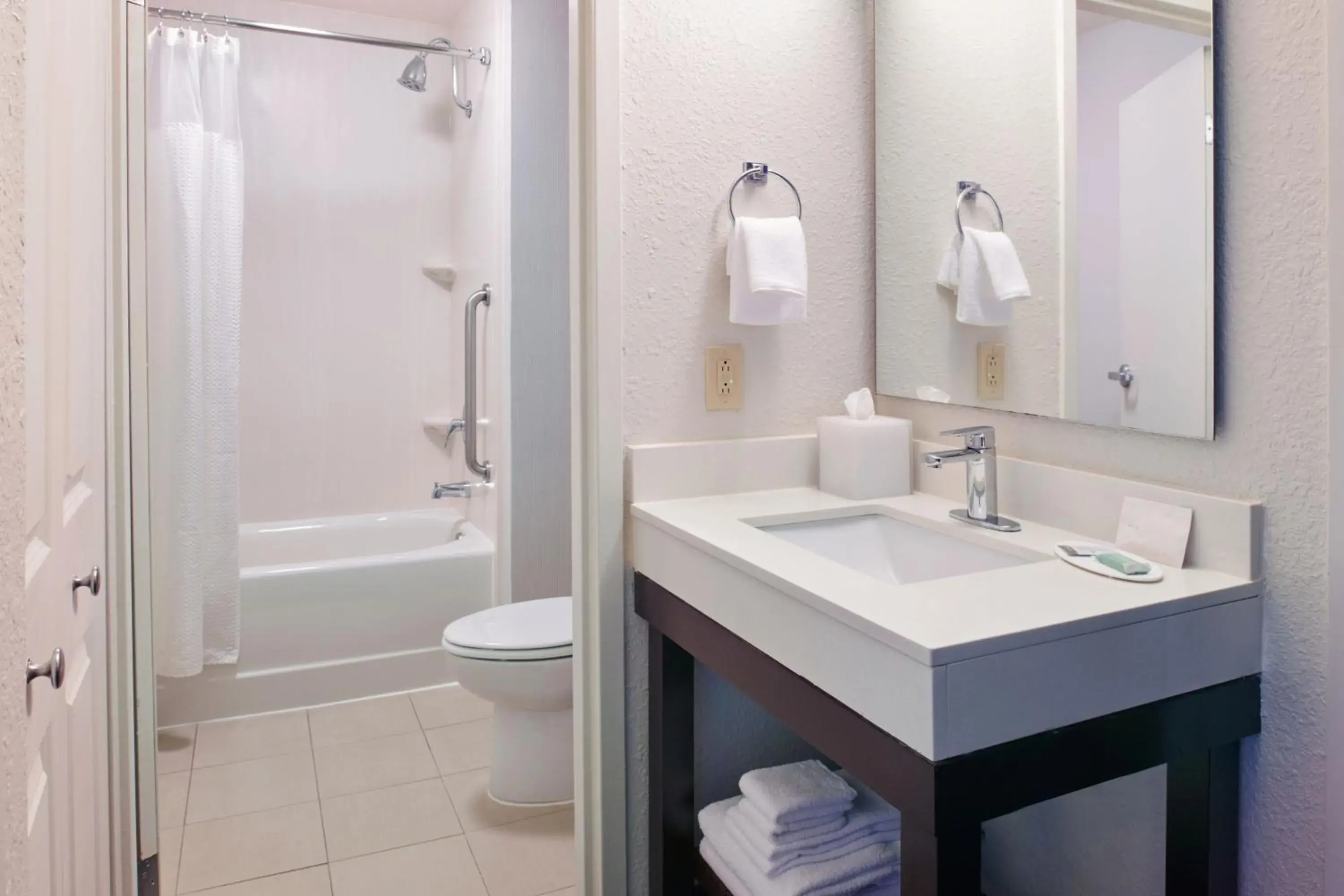 Large Studio with Two Double Beds in Courtyard Columbus Downtown Large Studio with Two Double Beds in Courtyard Columbus Downtown