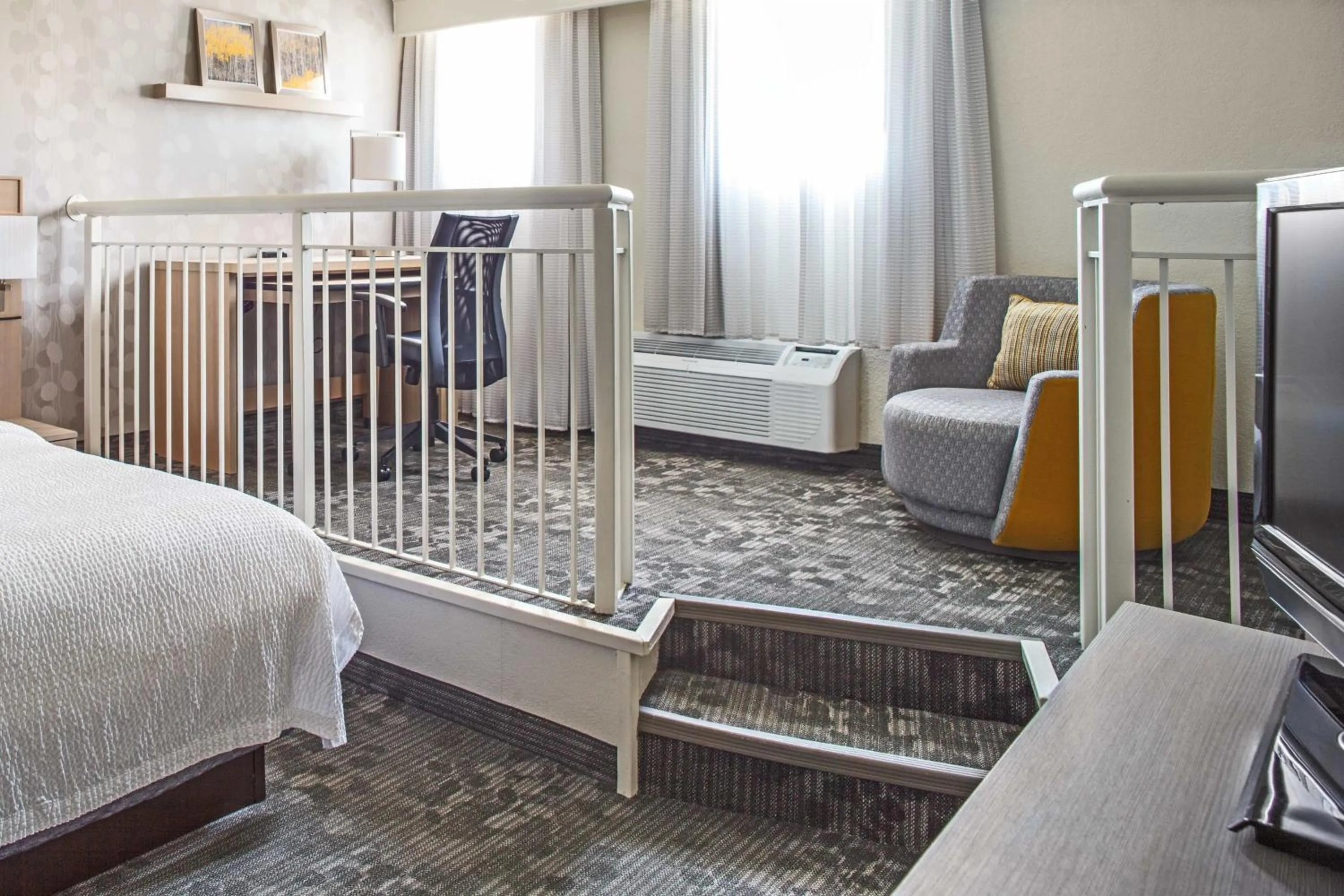 Photo of the whole room, Bed in Courtyard Columbus Downtown