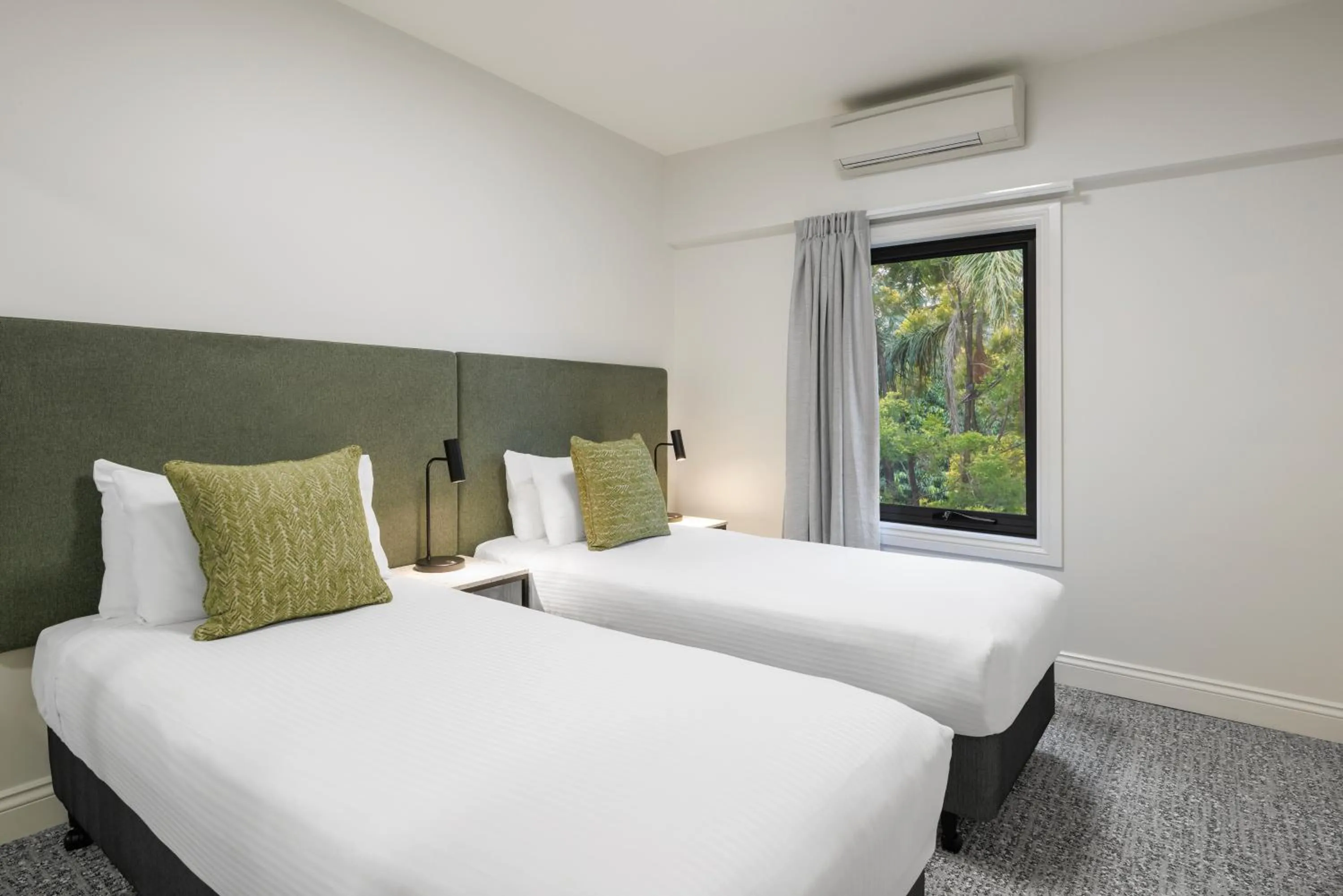 Bedroom, Bed in Quest Ipswich