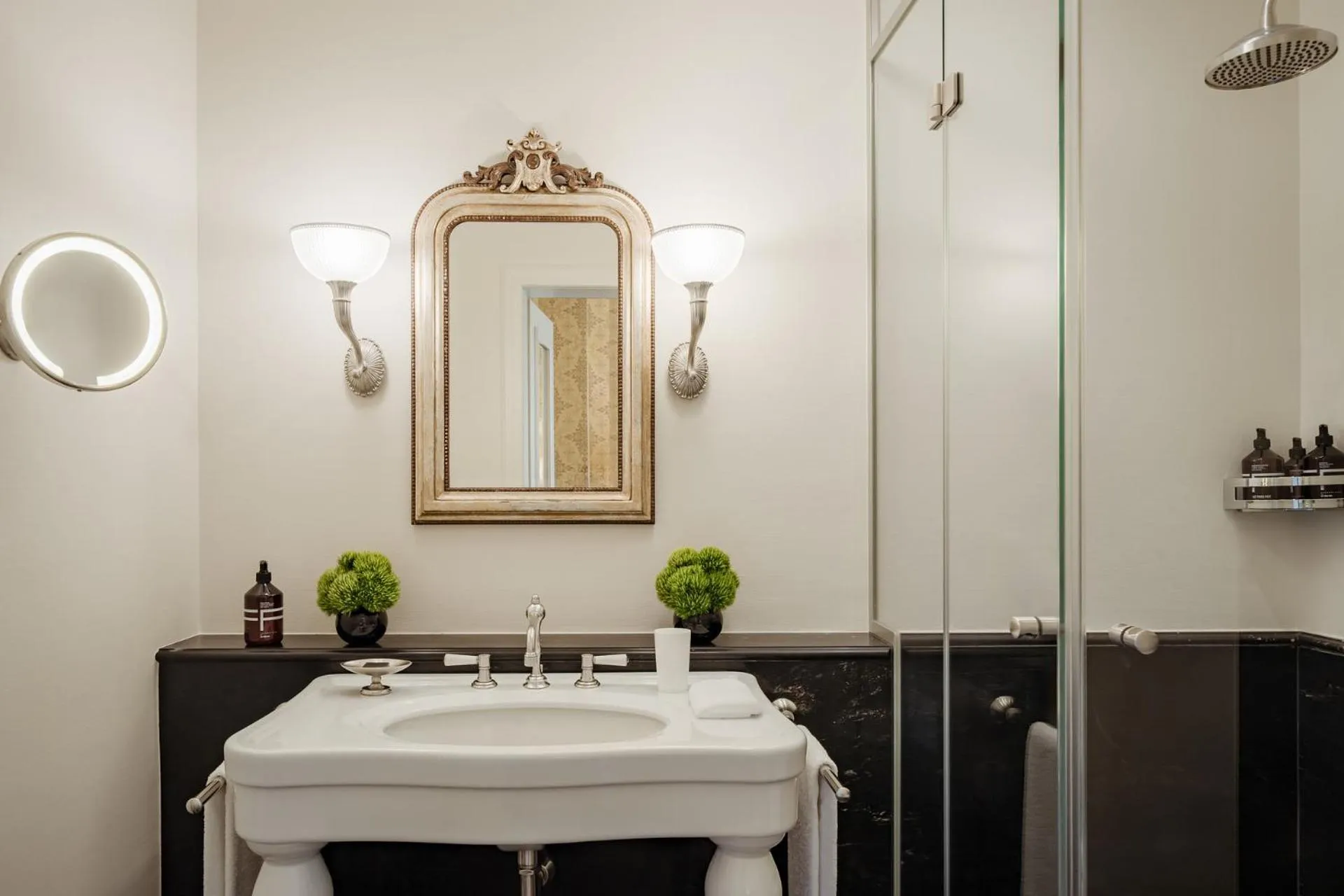 Bathroom in Grand Hotel LES TROIS ROIS