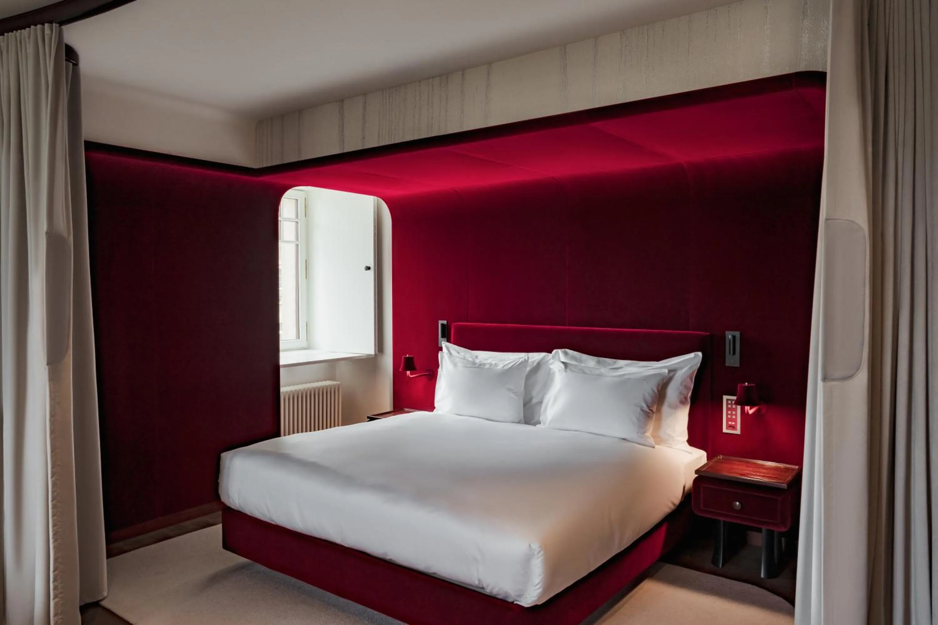 Bed in Grand Hotel LES TROIS ROIS