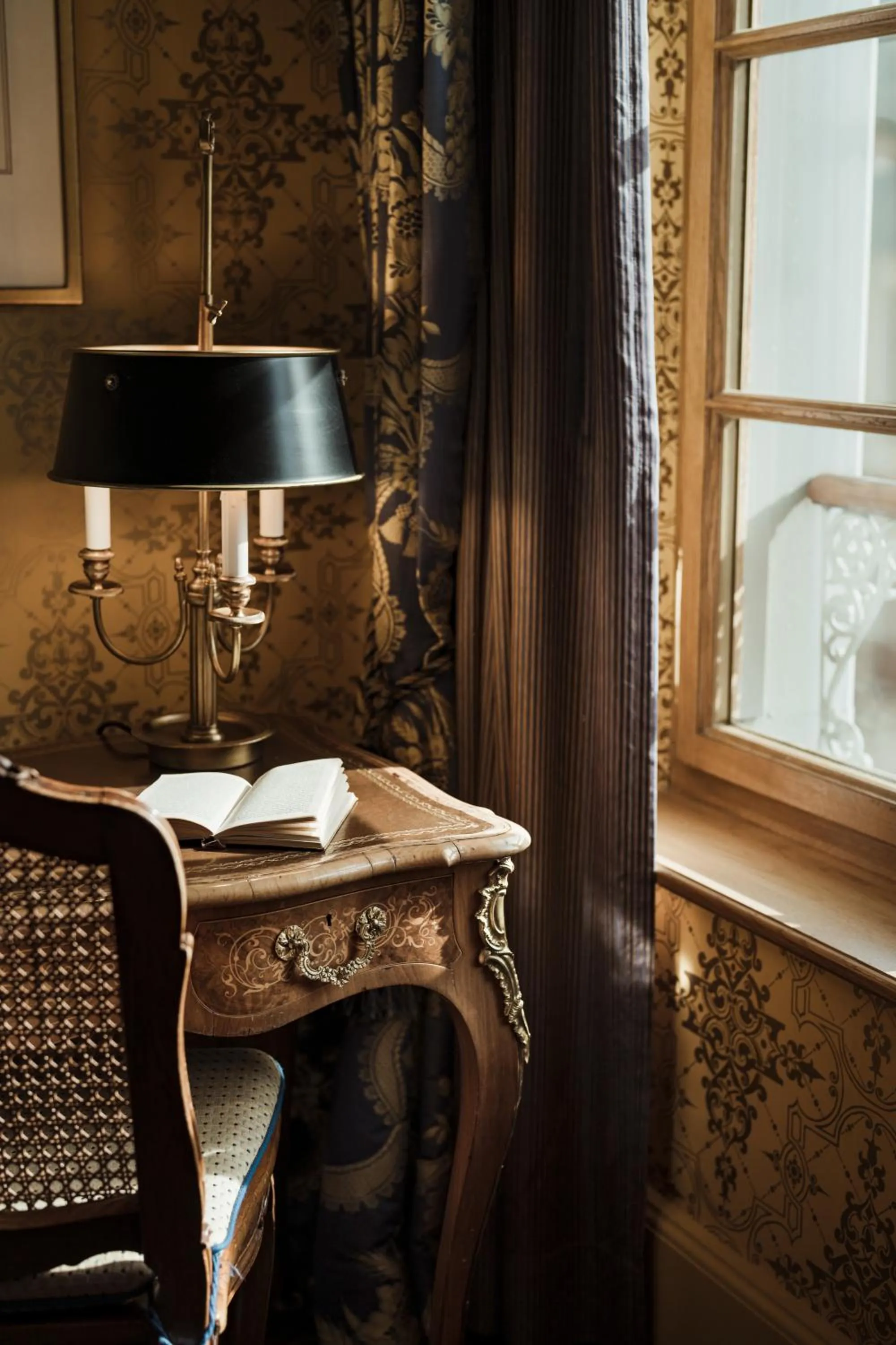 Seating area in Grand Hotel LES TROIS ROIS