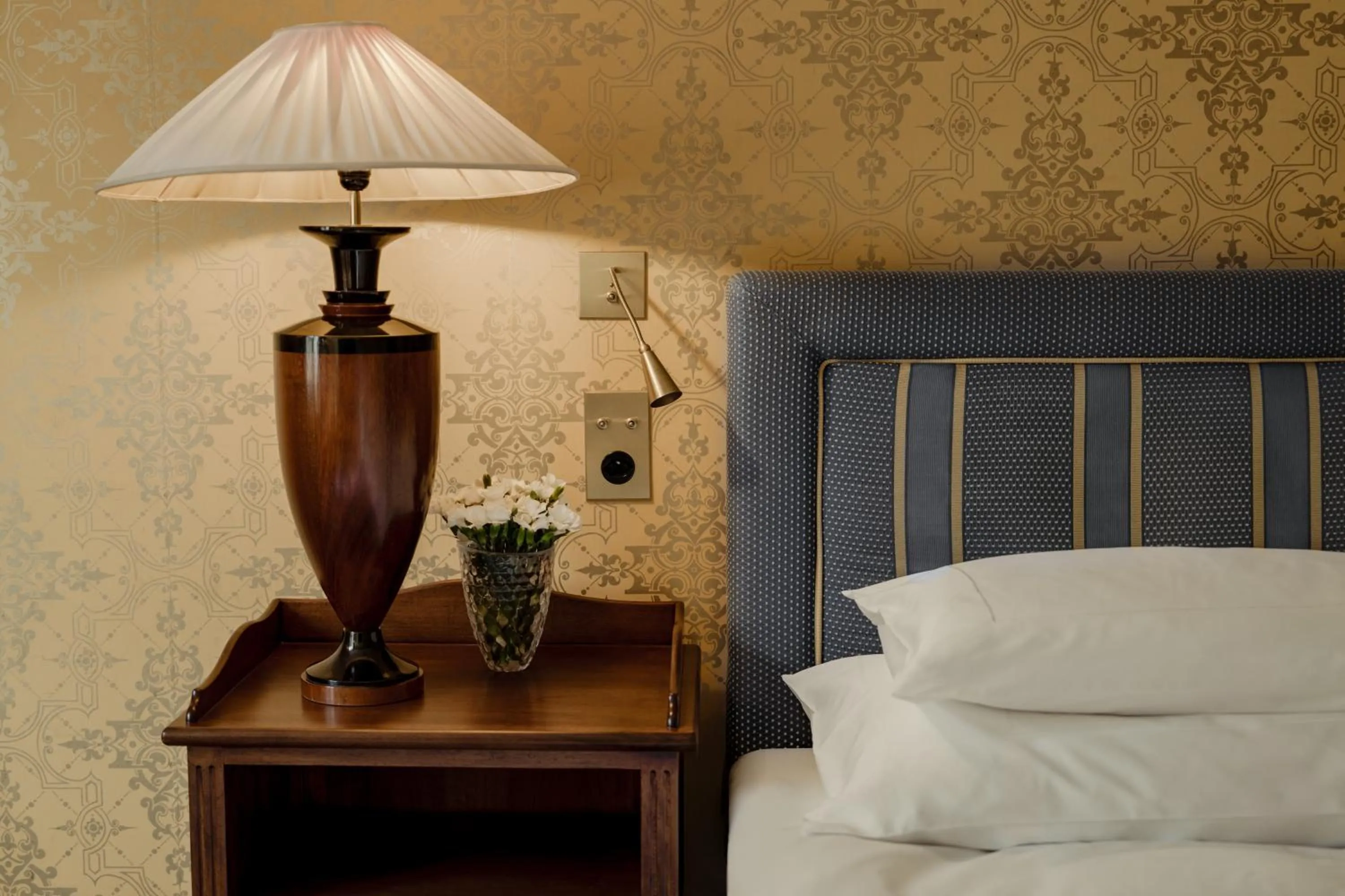 Bed in Grand Hotel LES TROIS ROIS