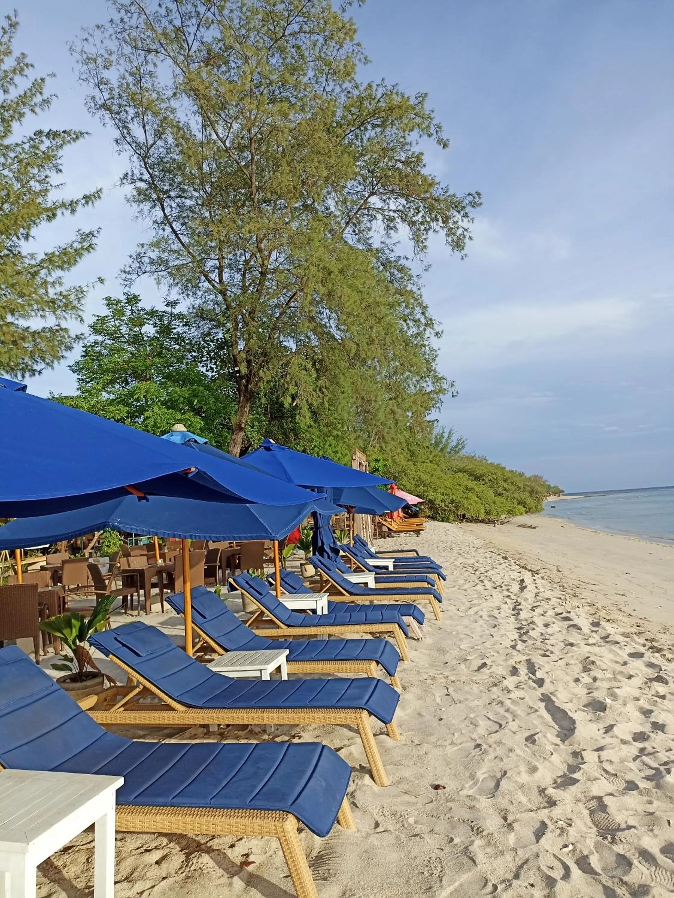 Day in Villa Almarik Resort