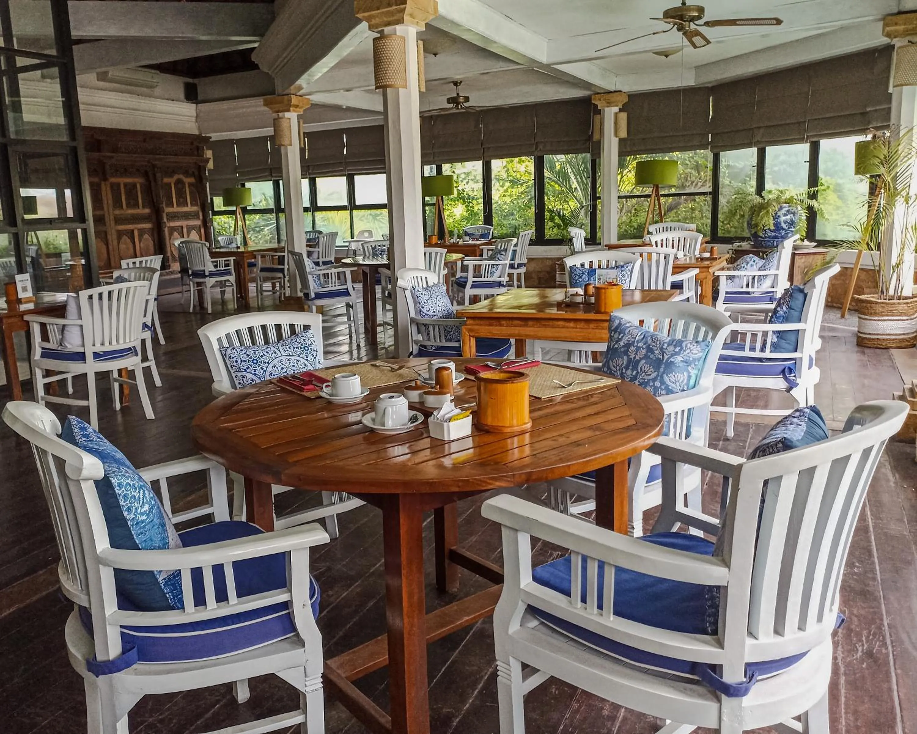 Restaurant/places to eat in Villa Almarik Resort