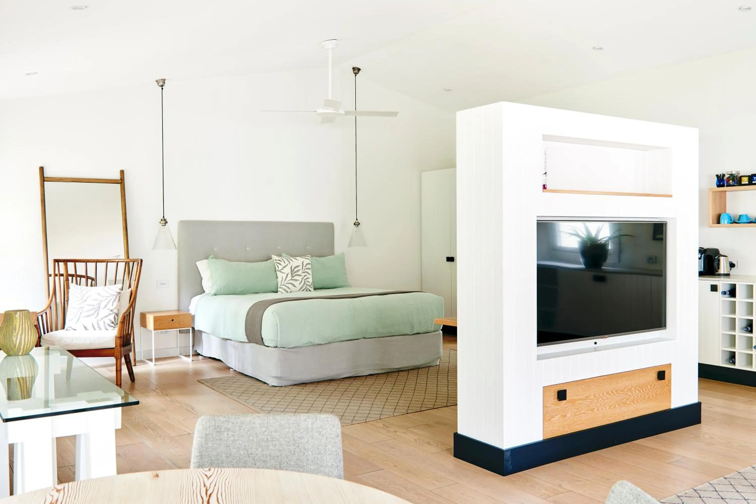 TV and multimedia, Bed in Orpheus Island Lodge