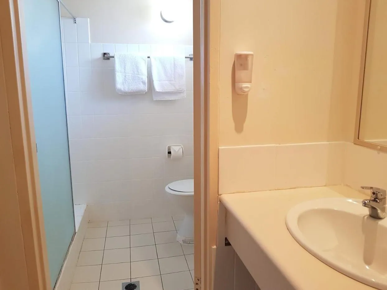 Shower in El Lago Waters Hotel