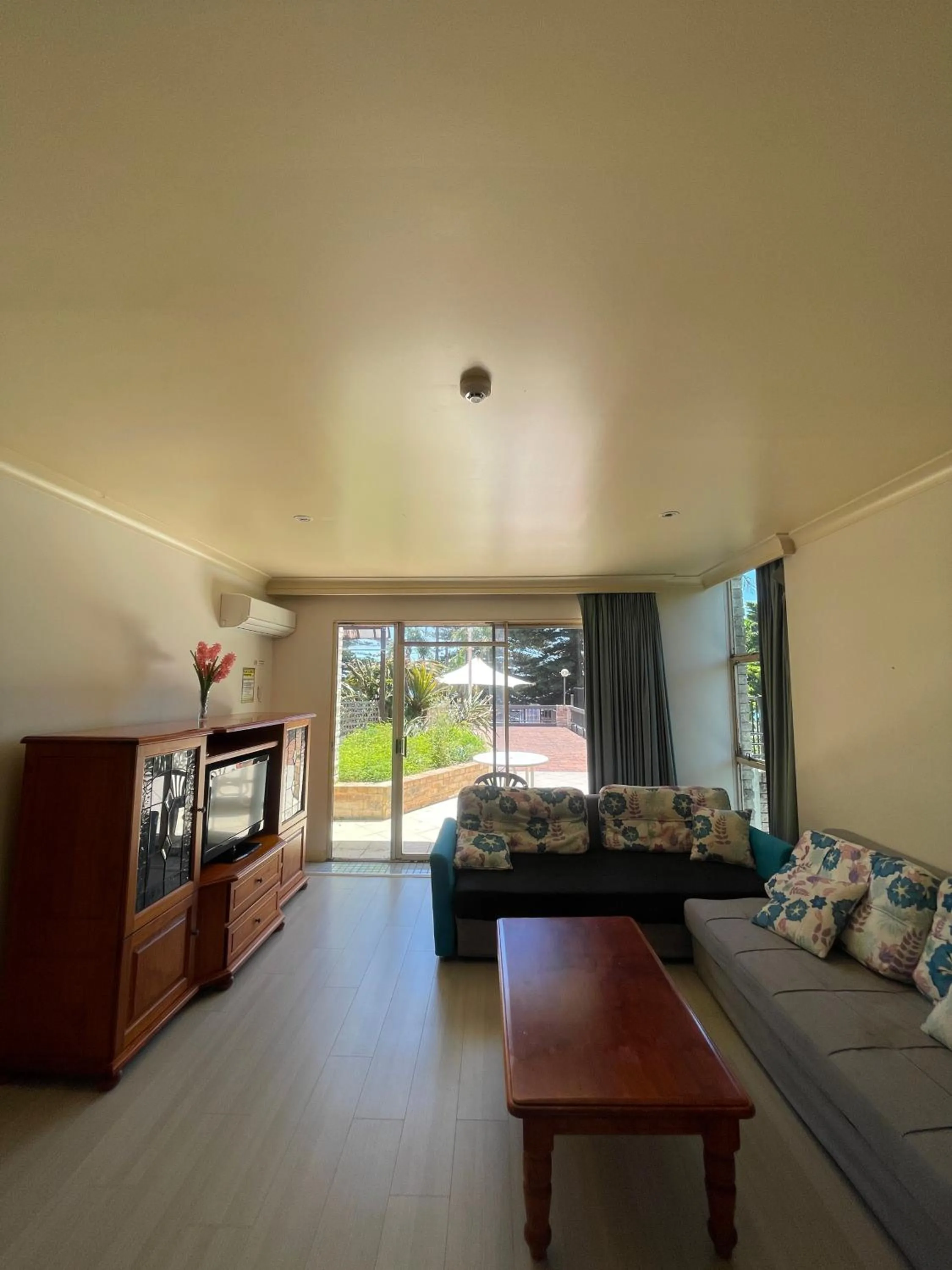 Living room in El Lago Waters Hotel