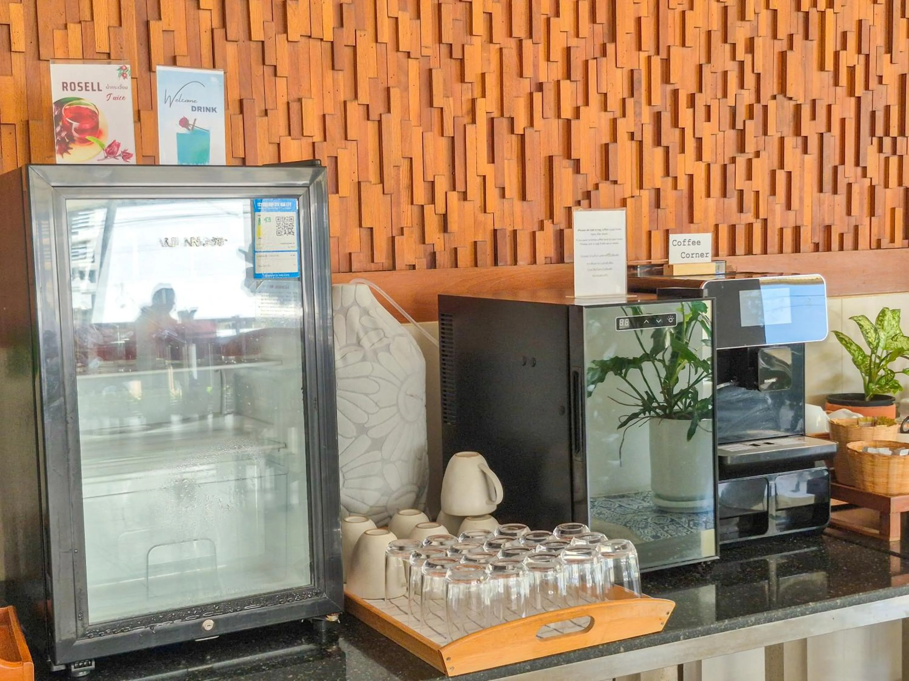 Food and drinks in Royal Beach View