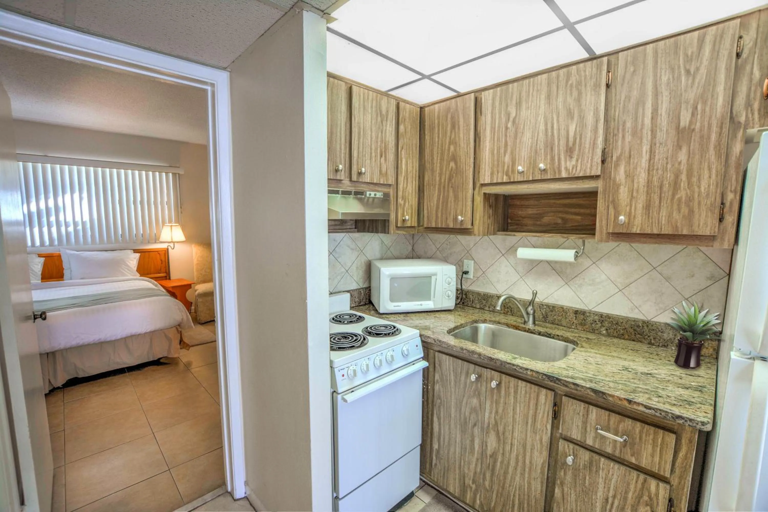 Kitchen or kitchenette, Bed in Sea Cliff Hotel