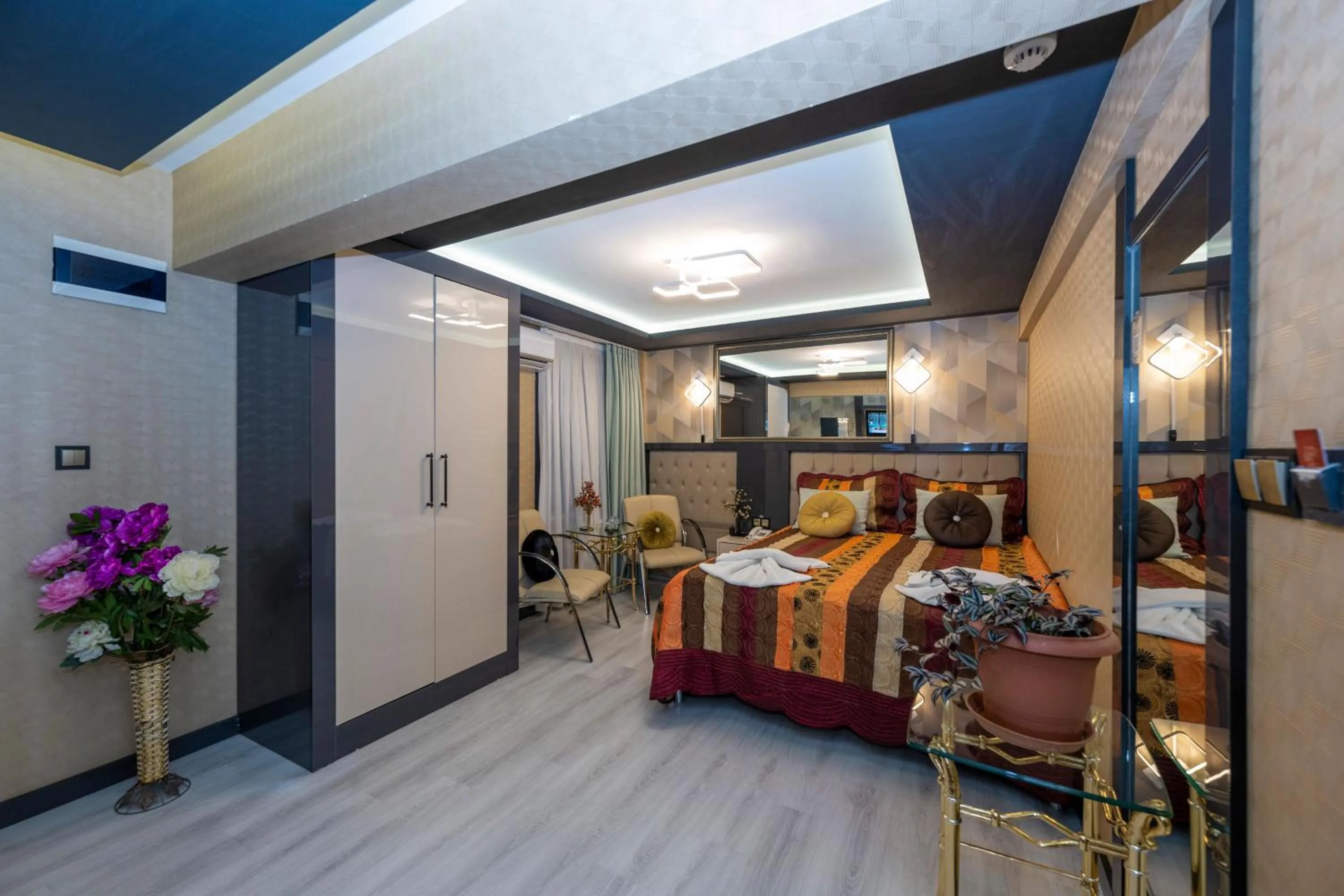 Living room, Bed in Grand Ons Hotel