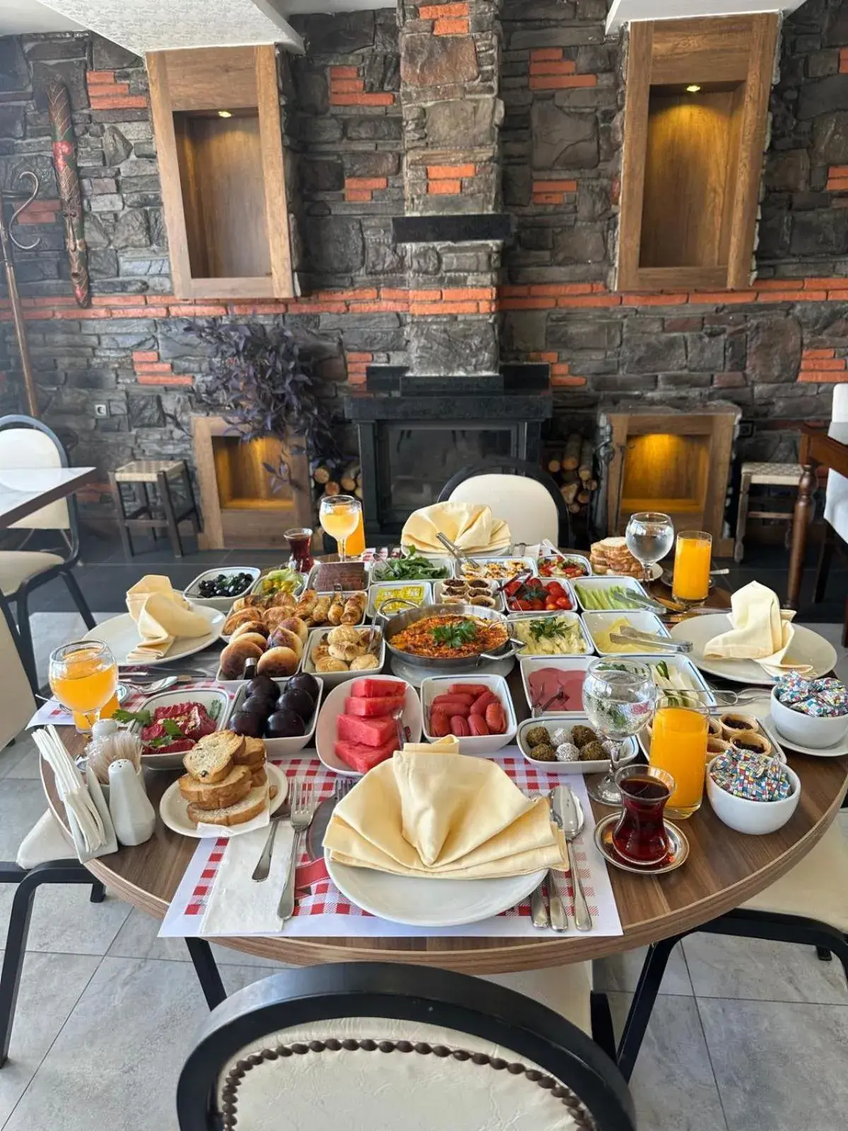 Restaurant/places to eat in Grand Ons Hotel Restaurant/places to eat in Grand Ons Hotel