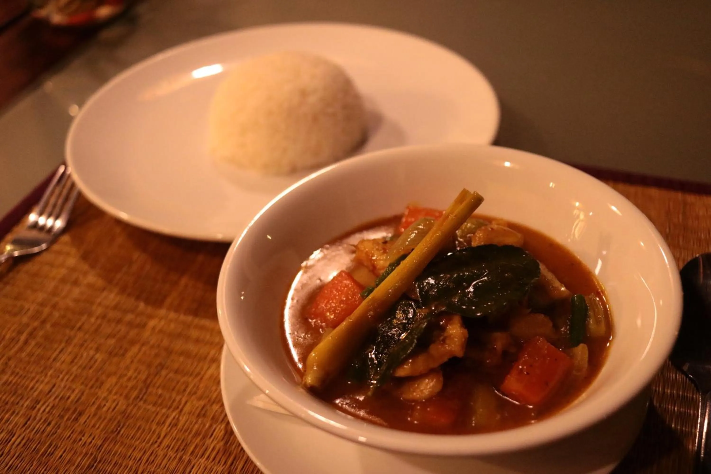 Restaurant/places to eat in Sambor Village Hotel