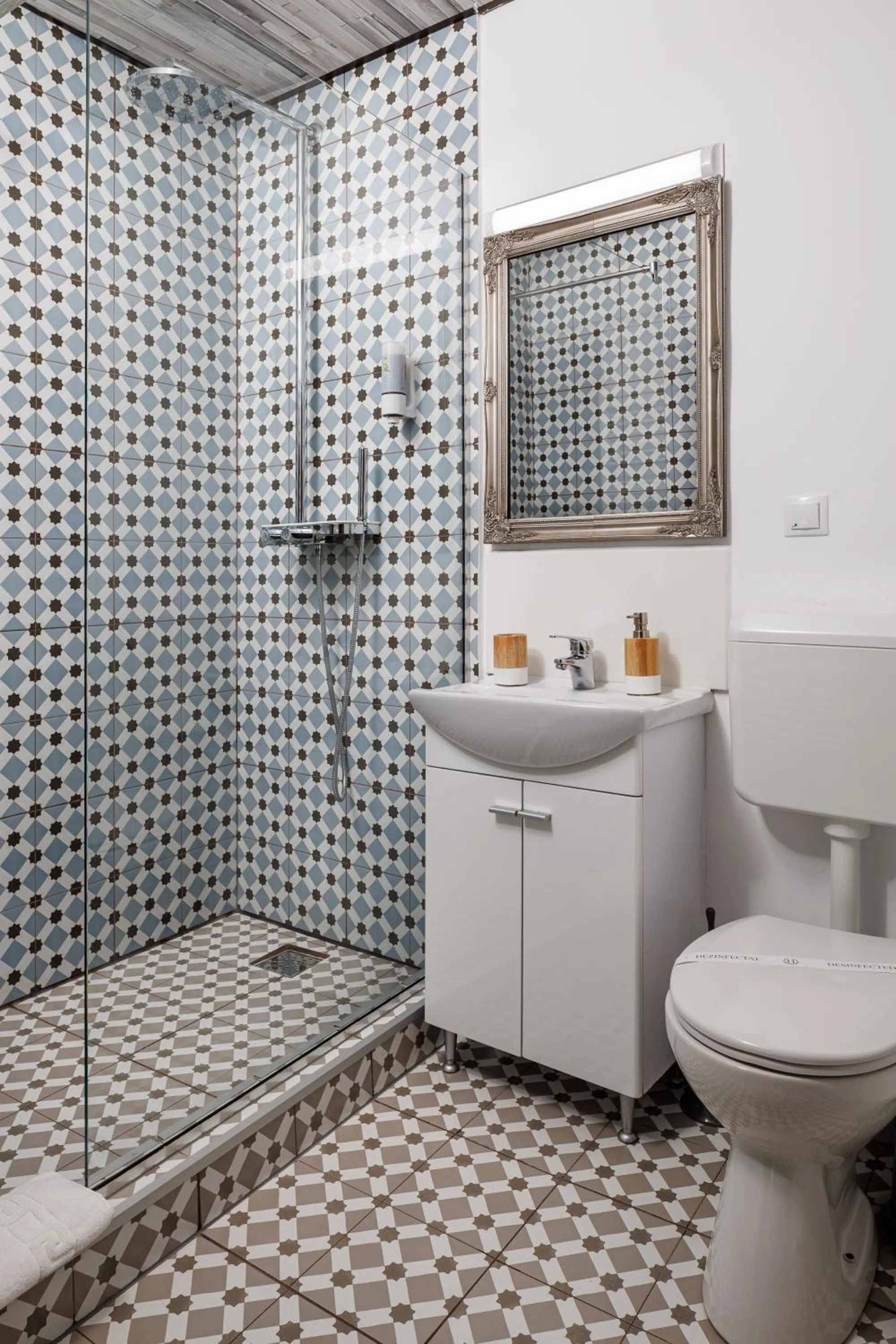 Shower in Wood House Republicii
