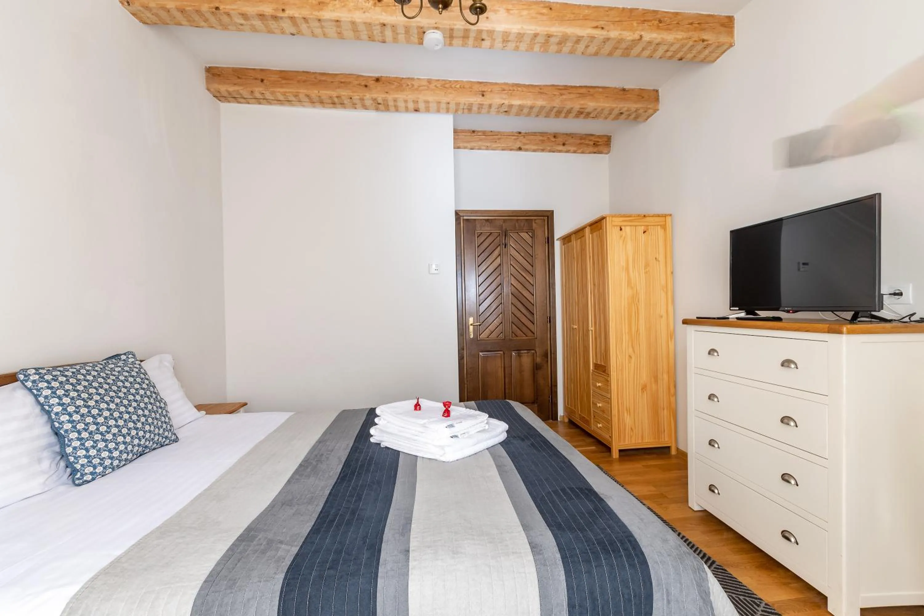 Photo of the whole room, Bed in Wood House Republicii