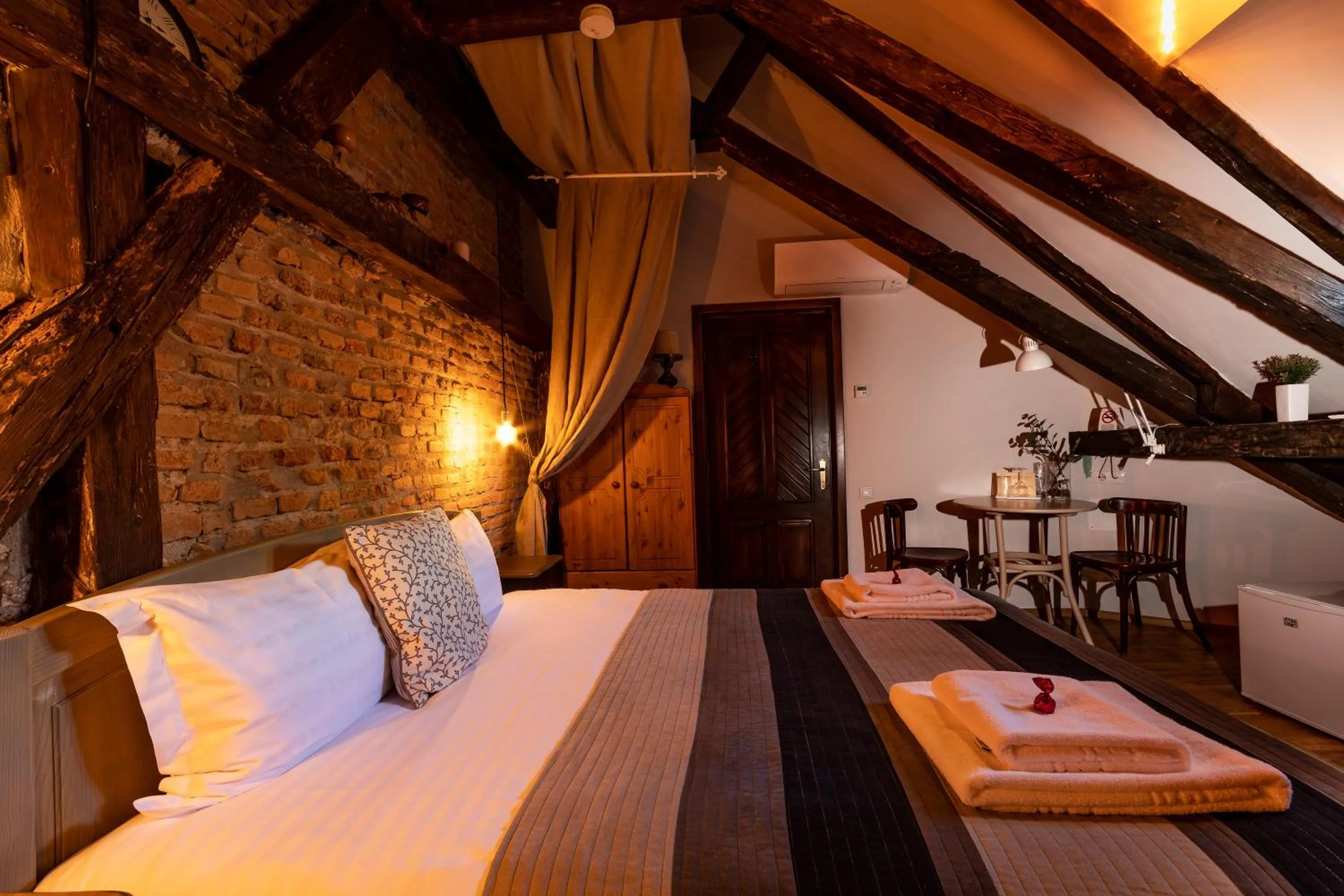 Photo of the whole room, Bed in Wood House Republicii