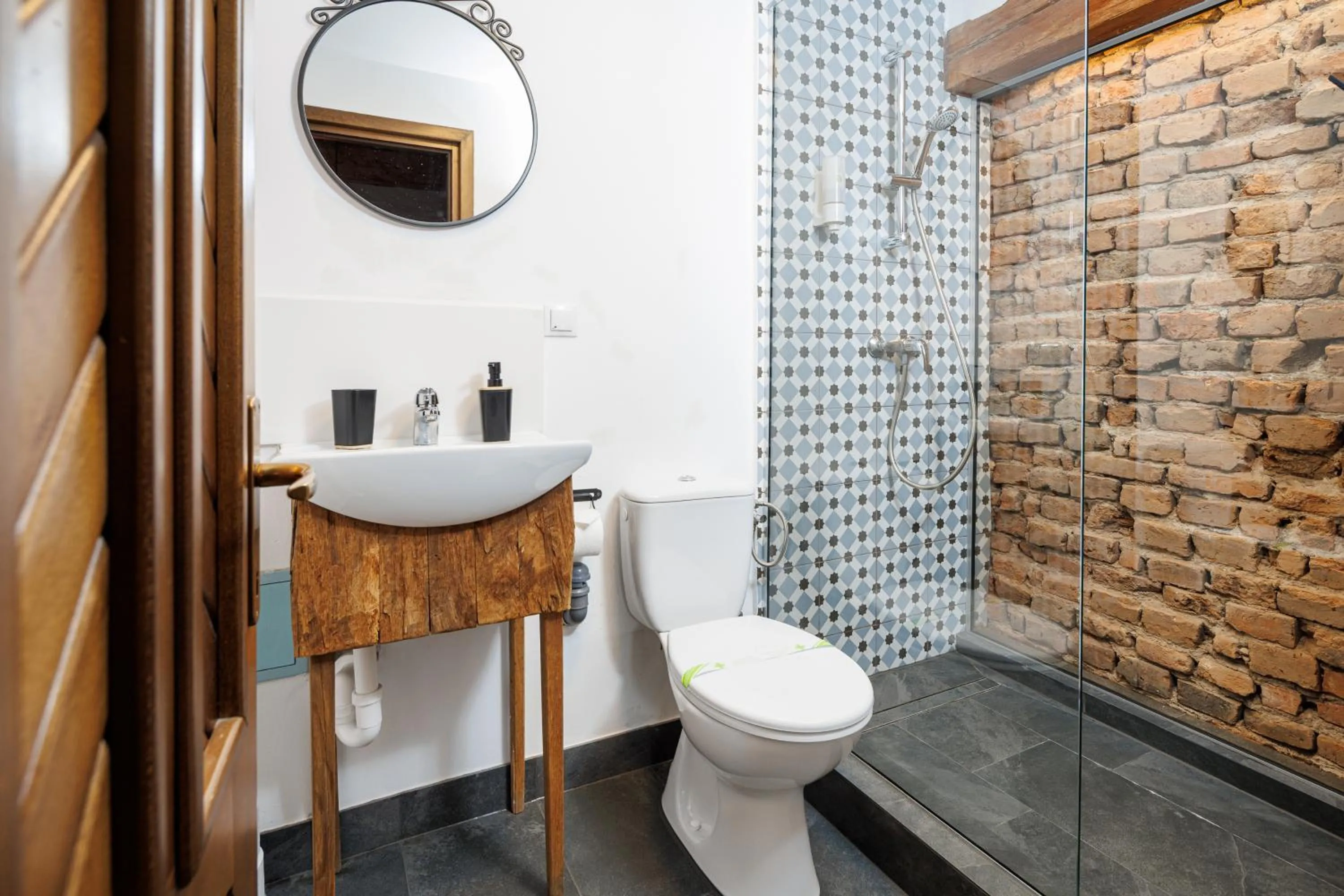 Toilet in Wood House Republicii