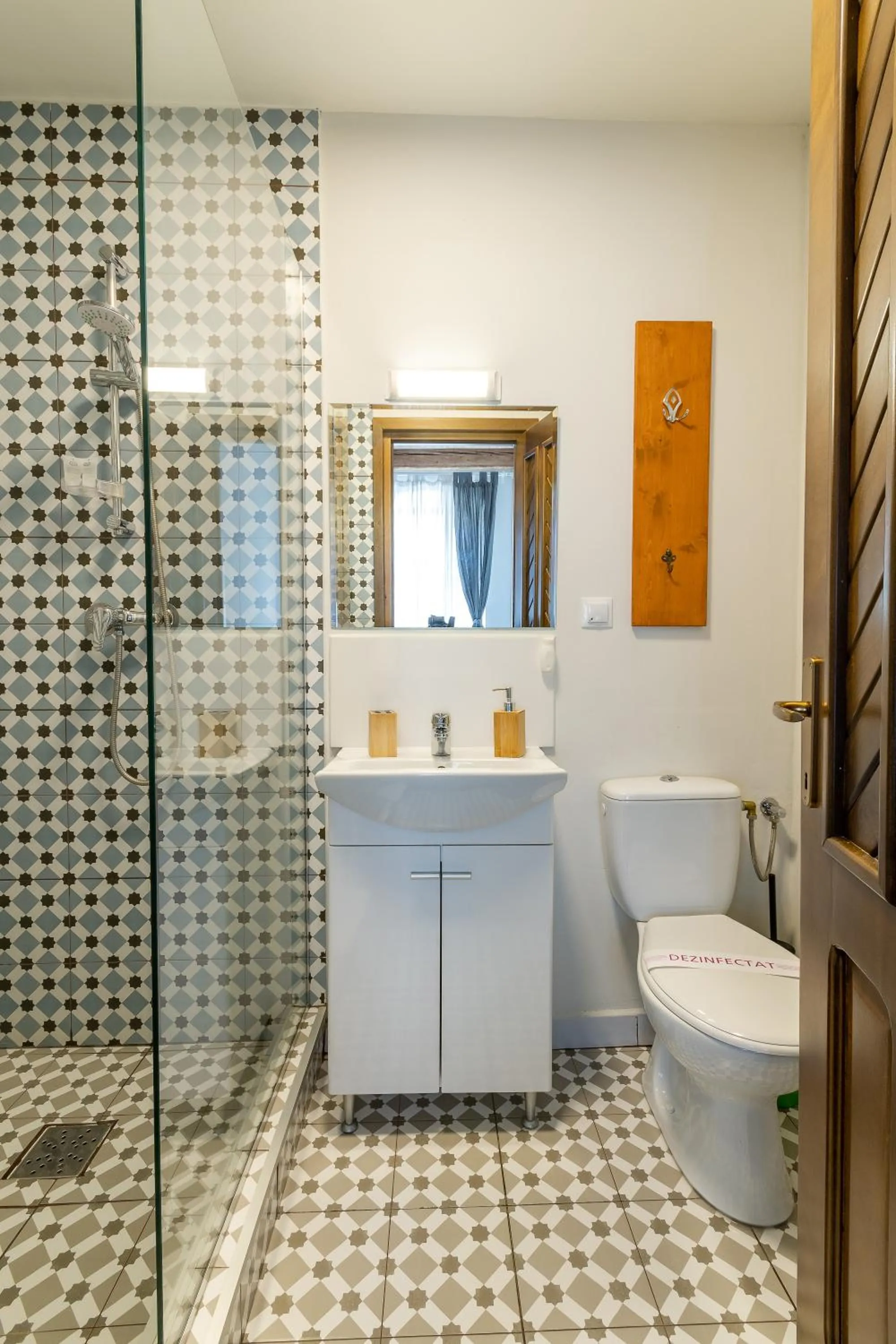 Shower in Wood House Republicii