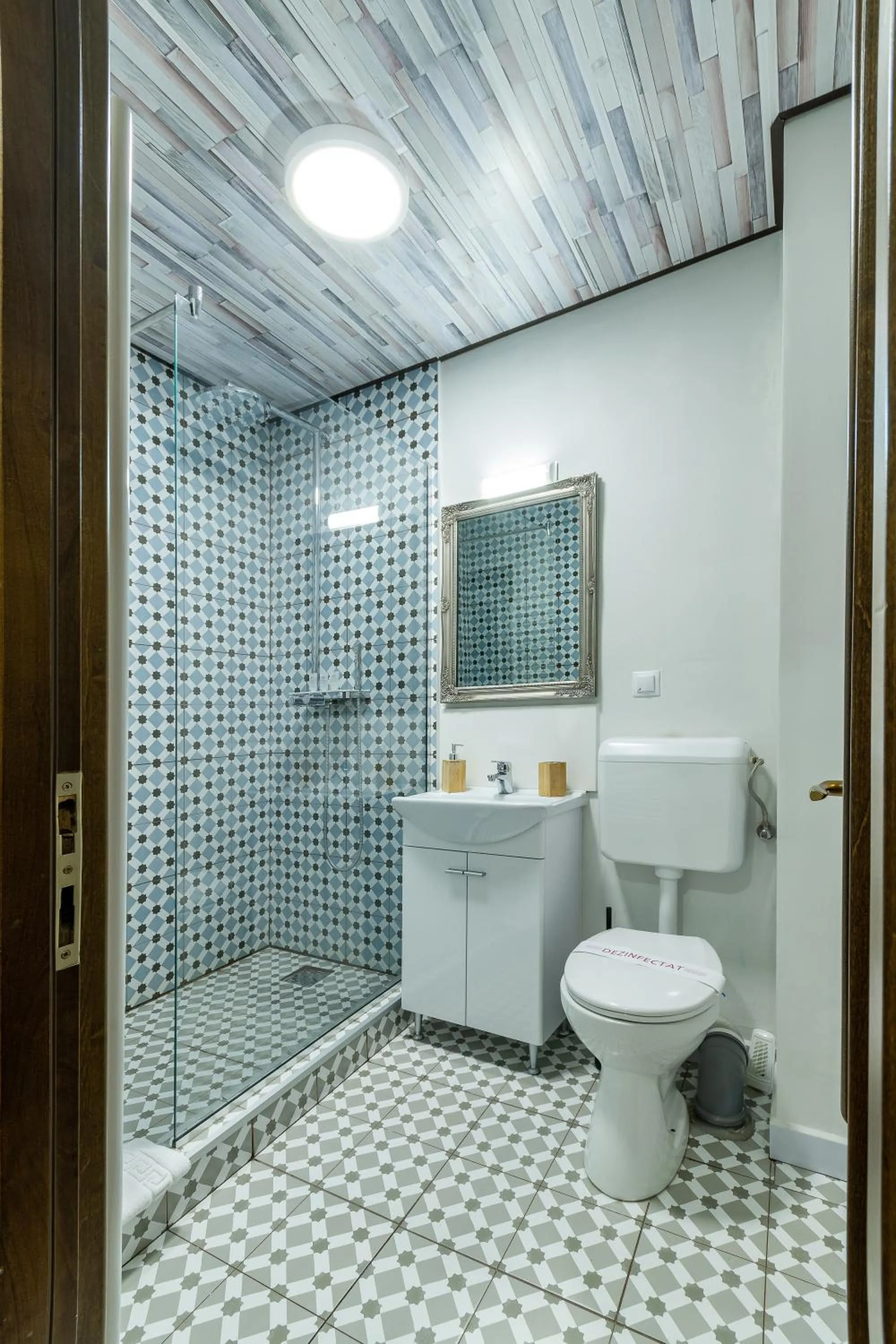 Toilet in Wood House Republicii