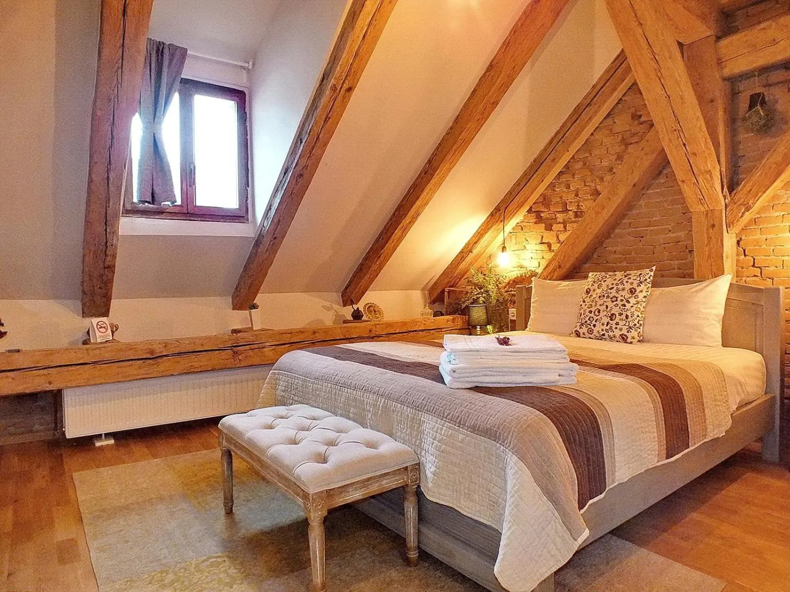 Bed in Wood House Republicii