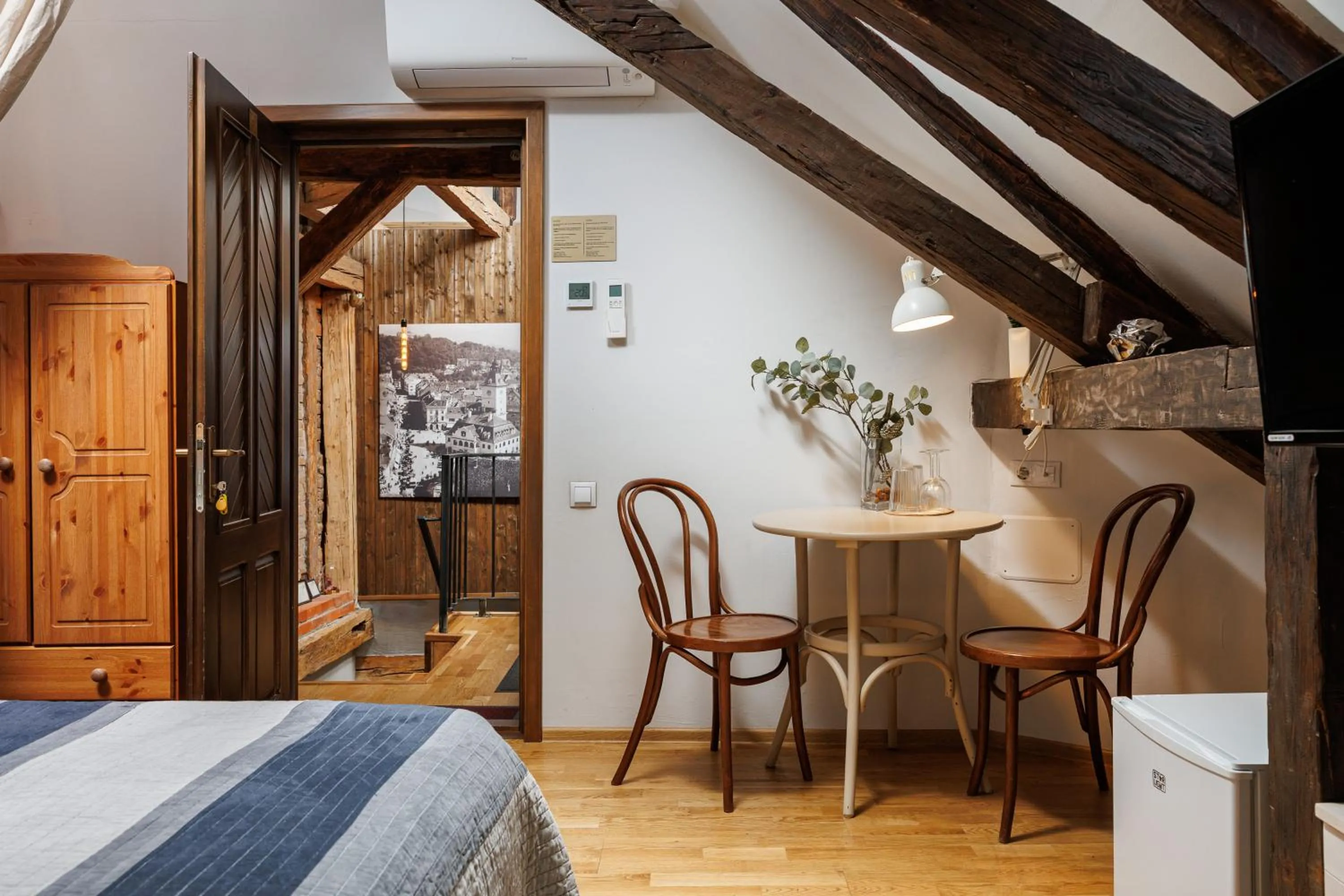 Photo of the whole room, Bed in Wood House Republicii