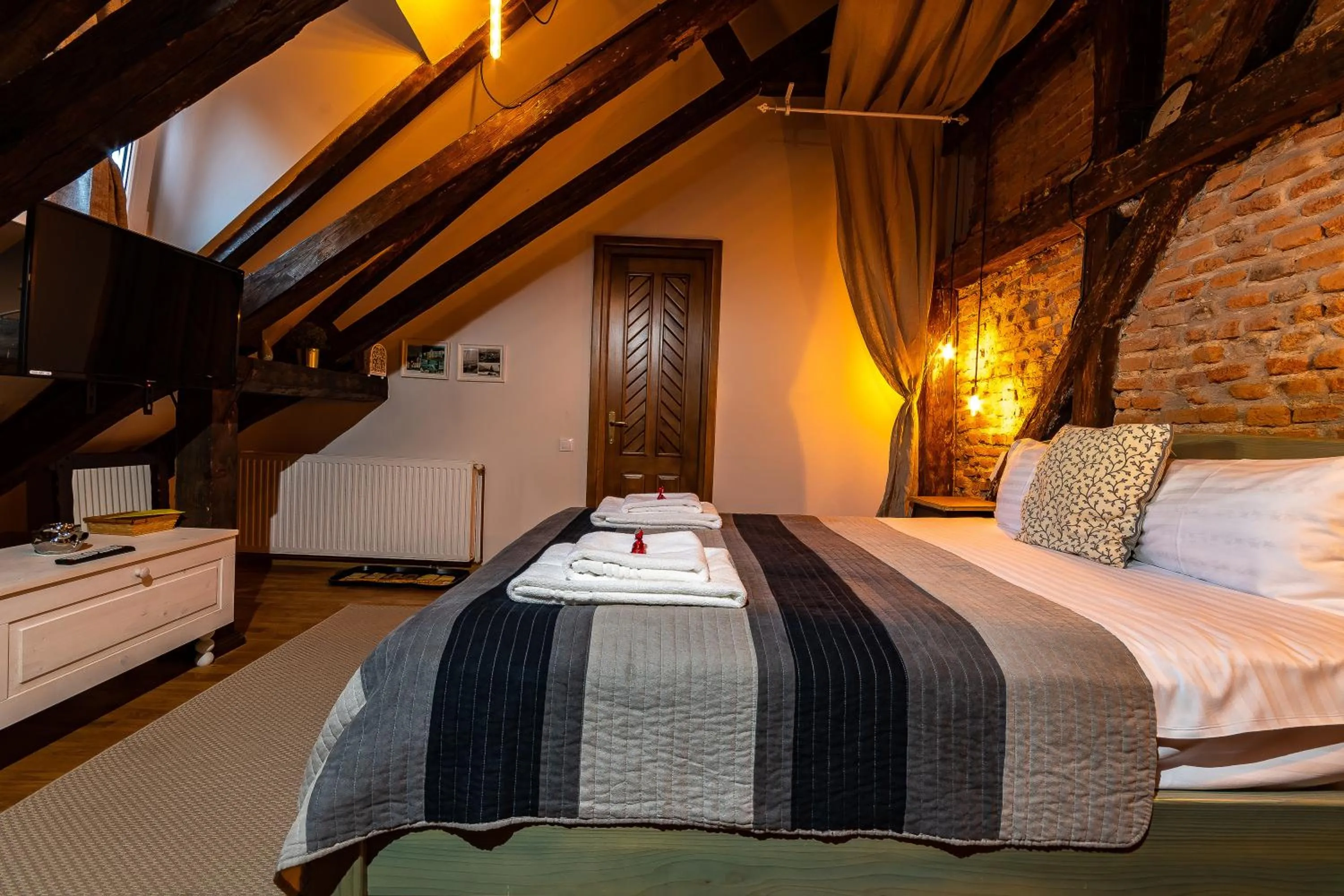 Photo of the whole room, Bed in Wood House Republicii