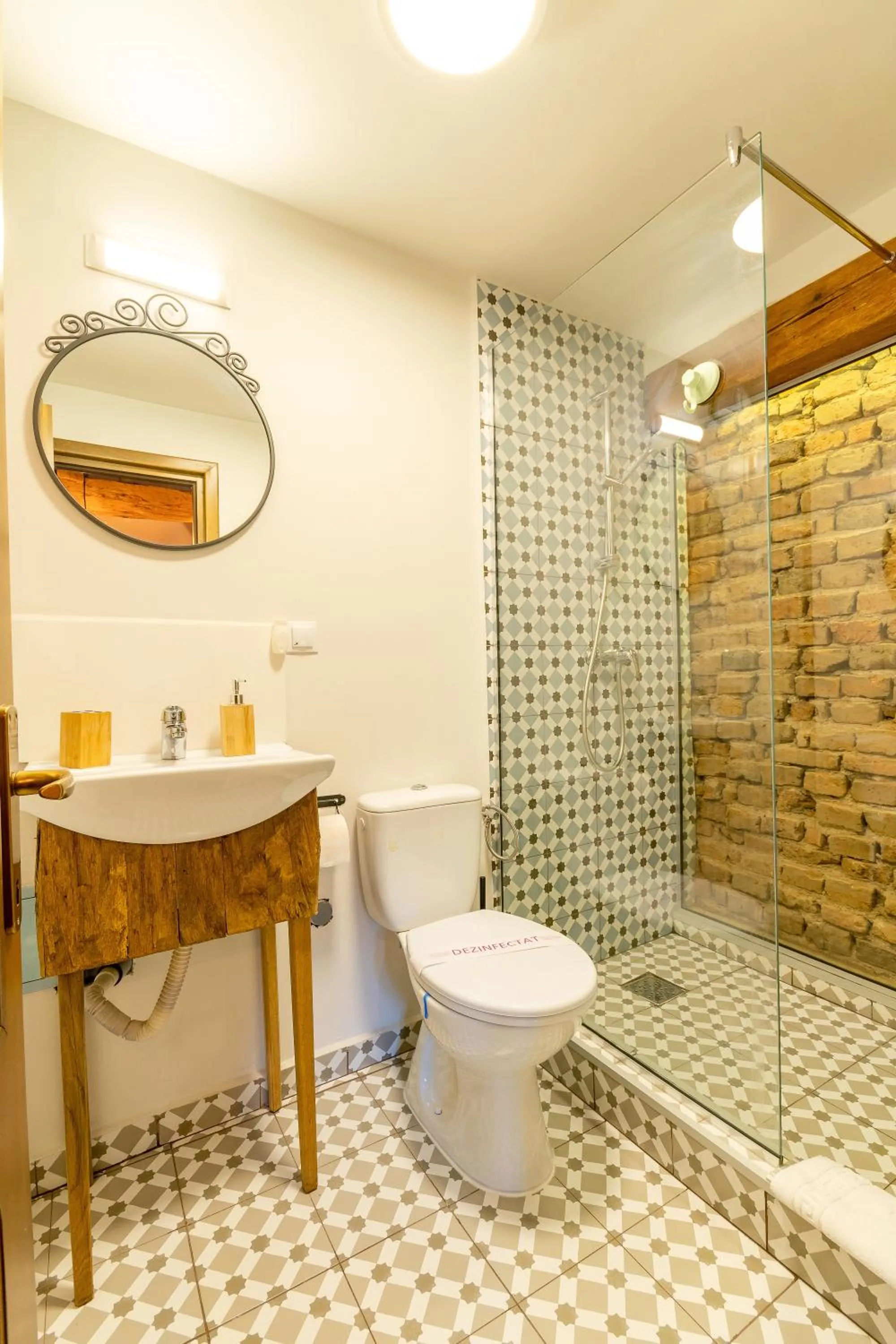 Toilet in Wood House Republicii