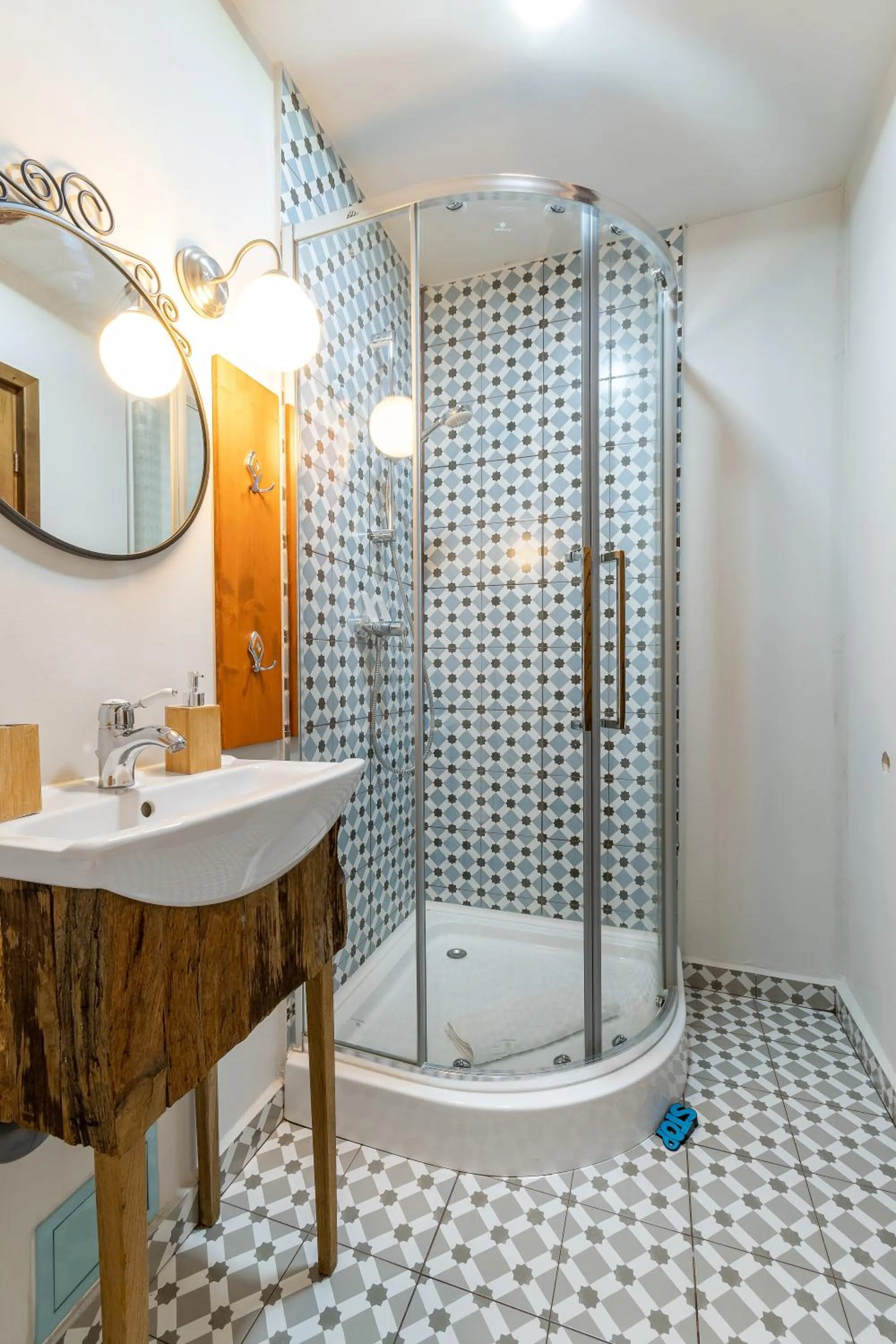 Shower in Wood House Republicii