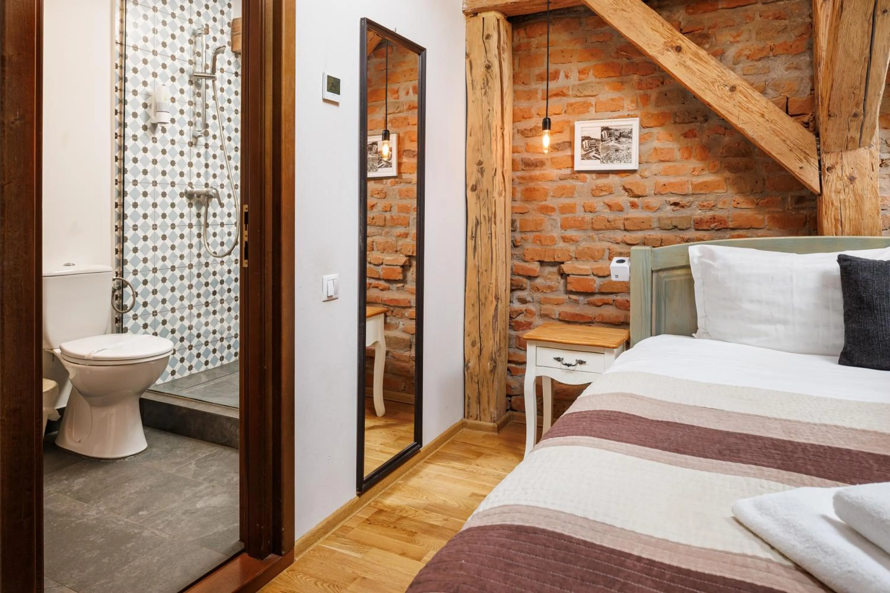 Shower, Bed in Wood House Republicii