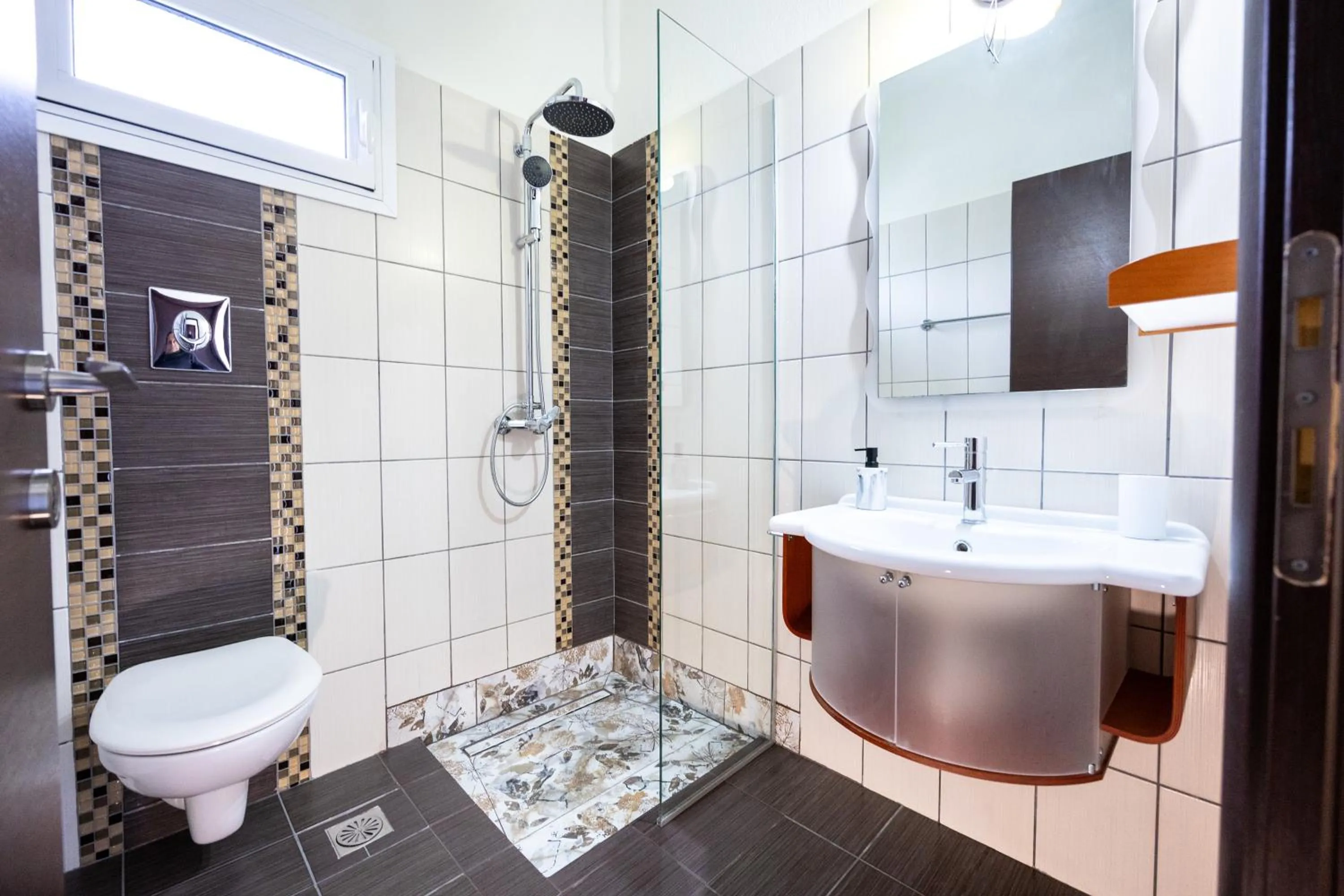 GoldenHill Studios&apartments