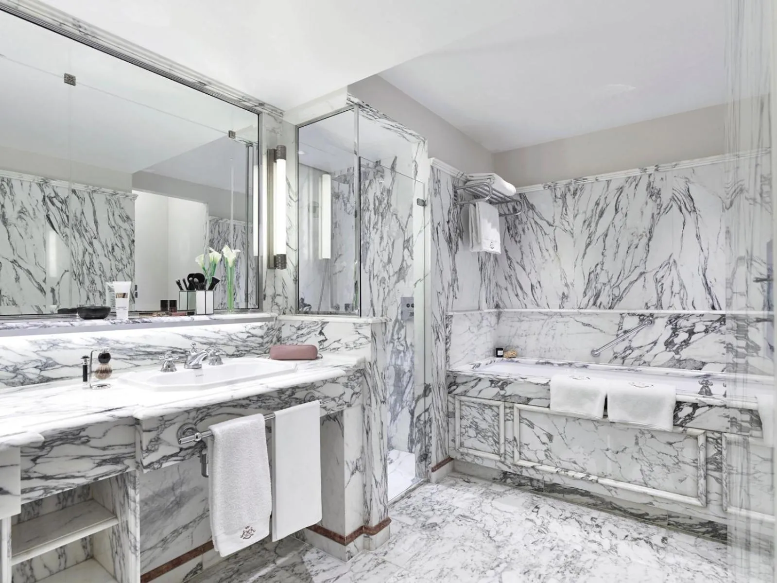 Bathroom in Le Meurice – Dorchester Collection