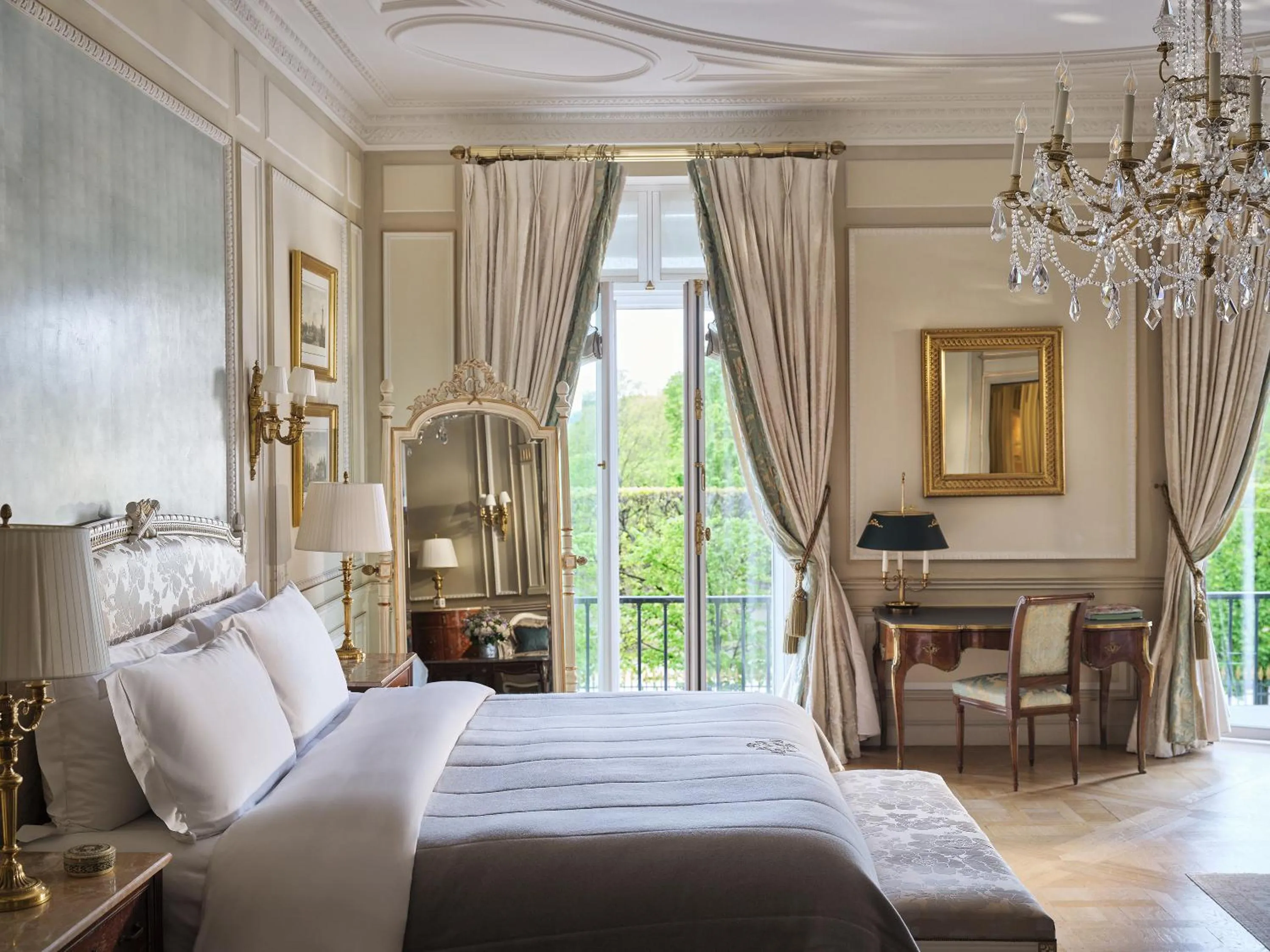 Bed in Le Meurice – Dorchester Collection