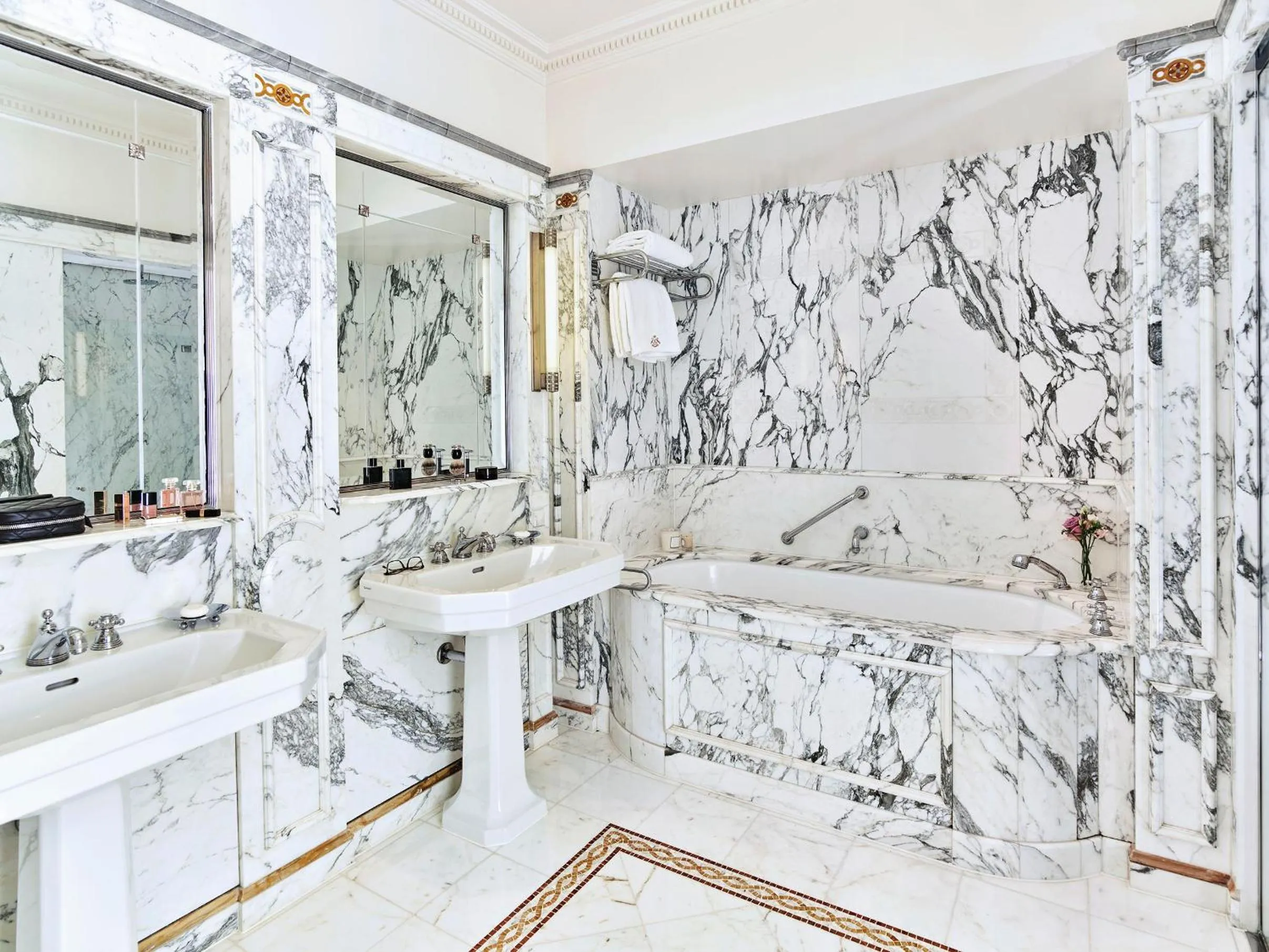 Bathroom in Le Meurice – Dorchester Collection
